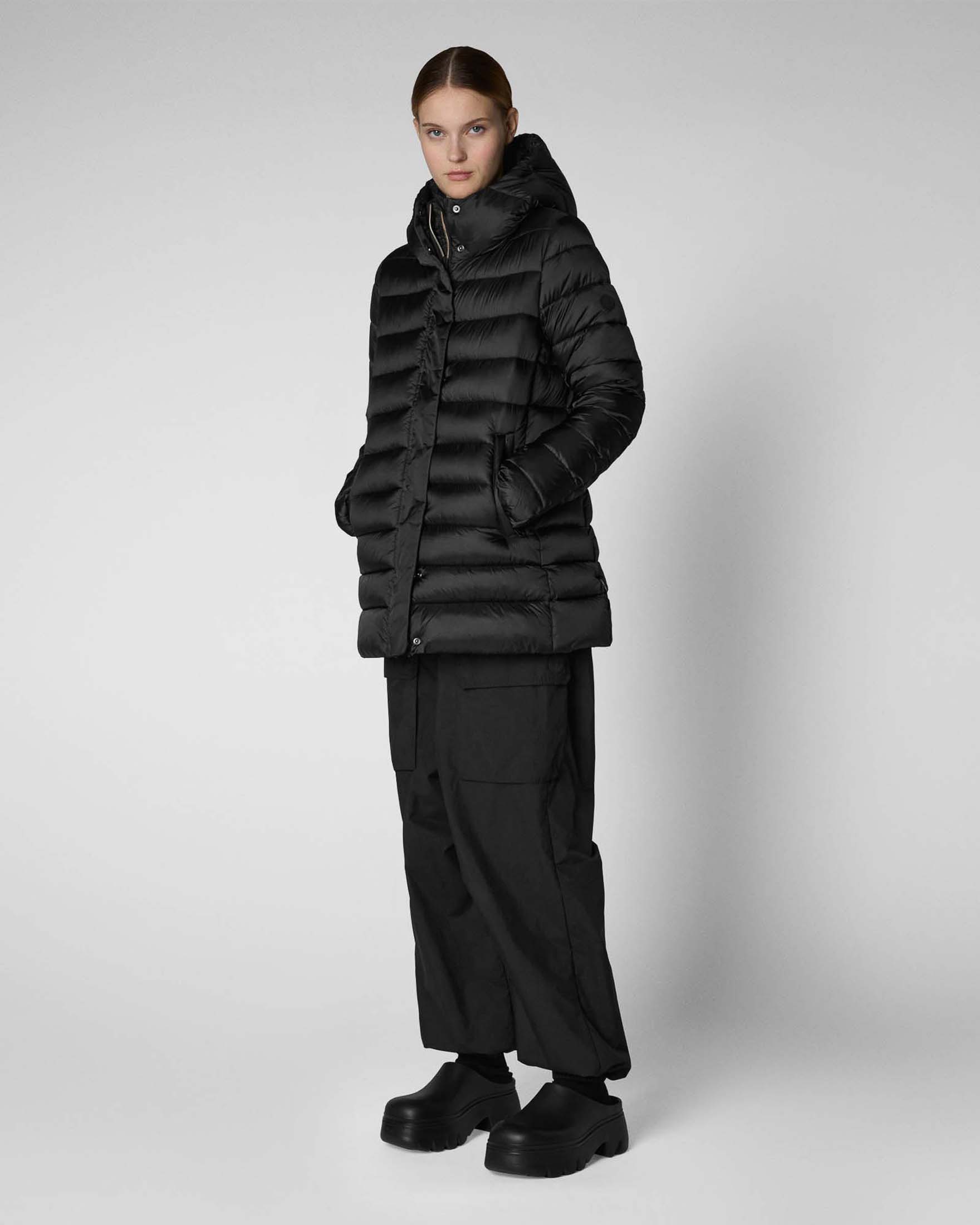 Piumino nero Save the duck dalla linea svasata modello Drimia con collo alto e cappuccio