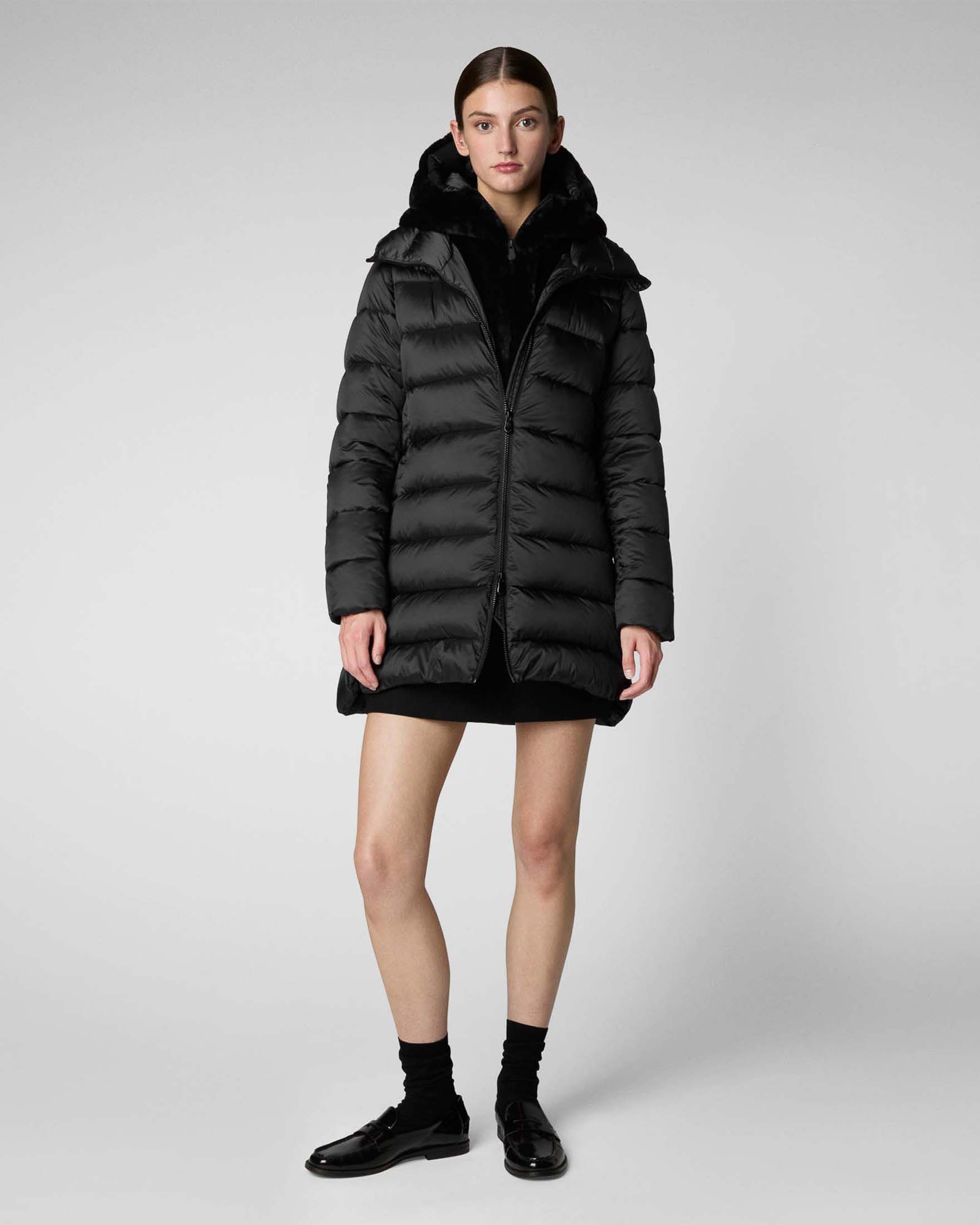 Piumino nero imbottito Save the duck modello Matilda in tessuto dal finish semilucido con davantino e cappuccio in ecopelliccia tono su tono