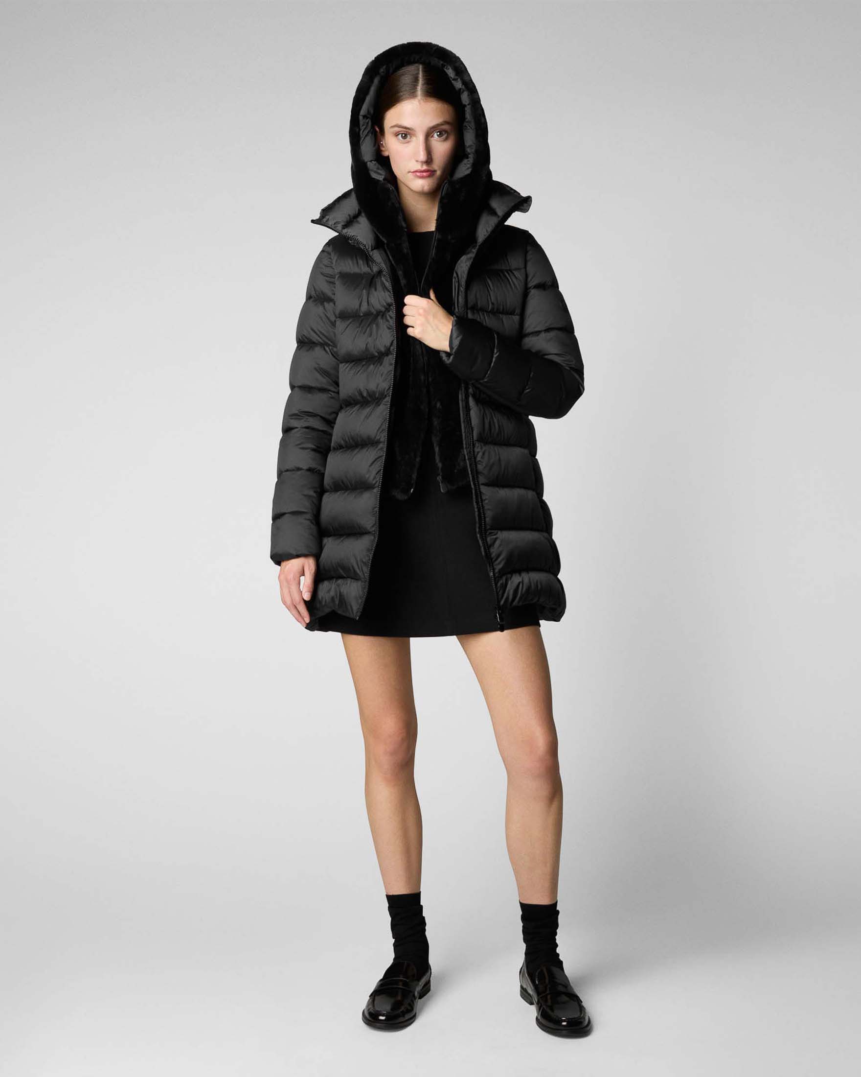 Piumino nero imbottito Save the duck modello Matilda in tessuto dal finish semilucido con davantino e cappuccio in ecopelliccia tono su tono image