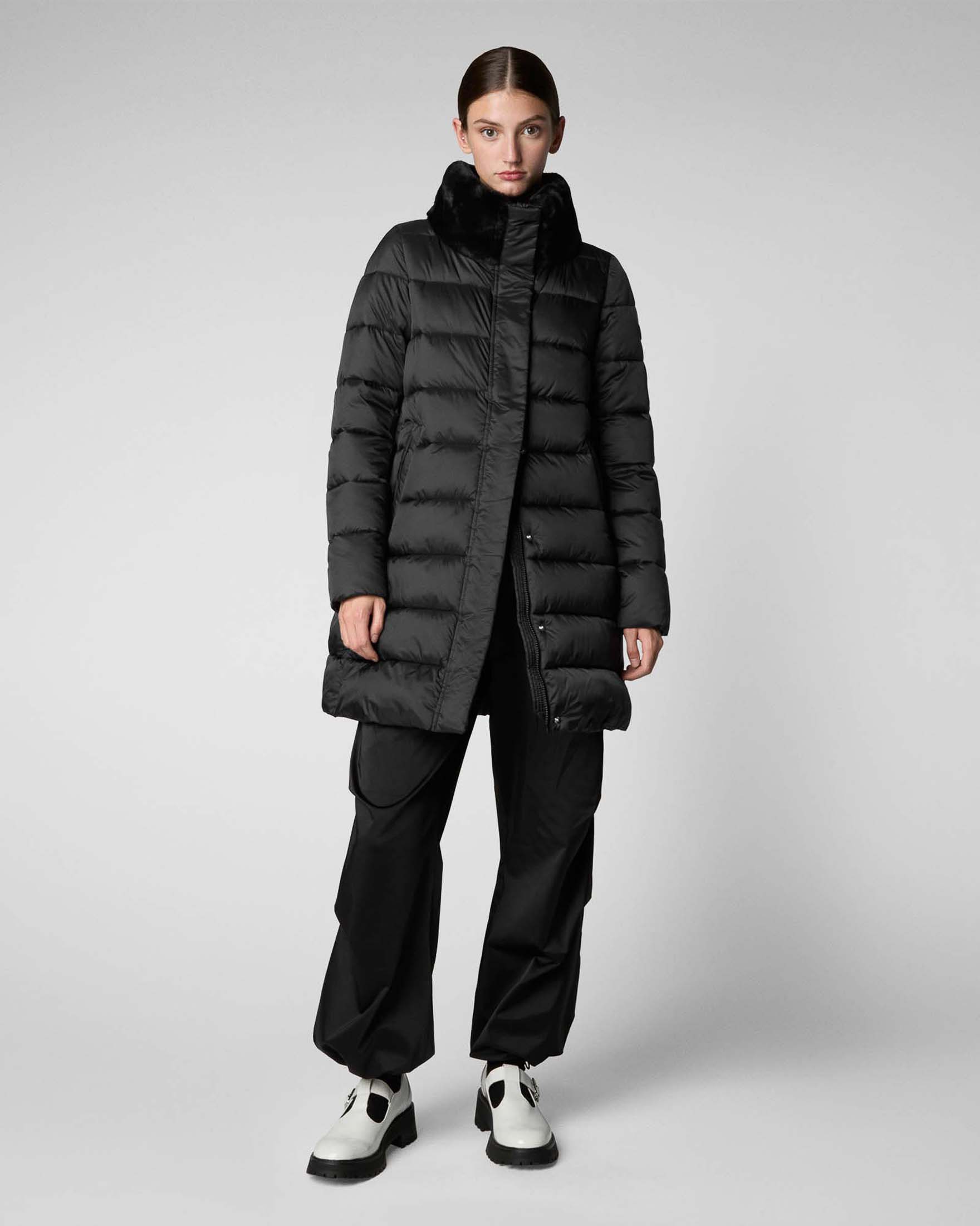 Piumino midi nero Save the duck modello Dalea imbottito con collo in piedi profilato in ecopelliccia tono su tono