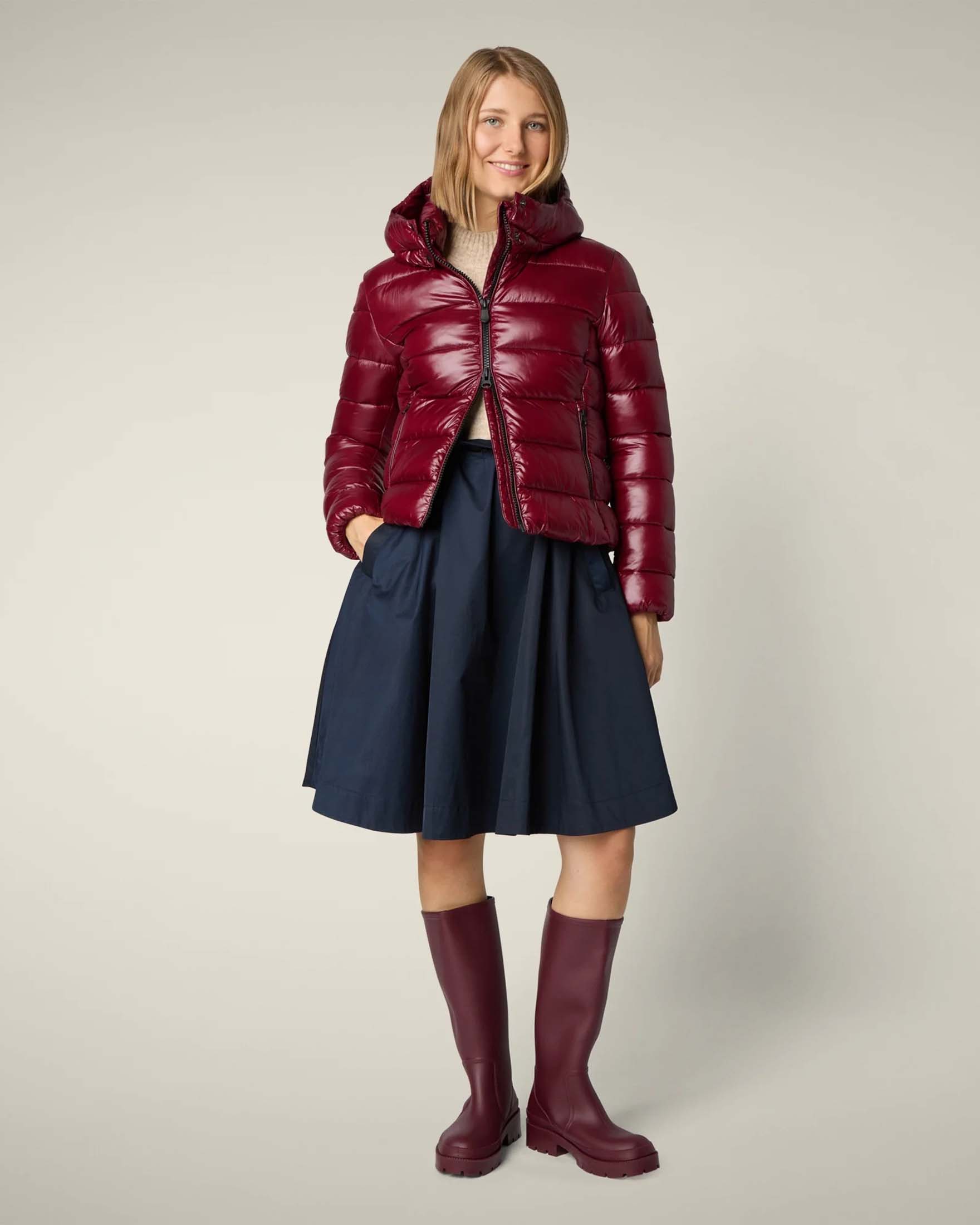 Piumino bordeaux Save the duck modello Cosmary in tessuto effetto laccato con cappuccio staccabile e colletto alto