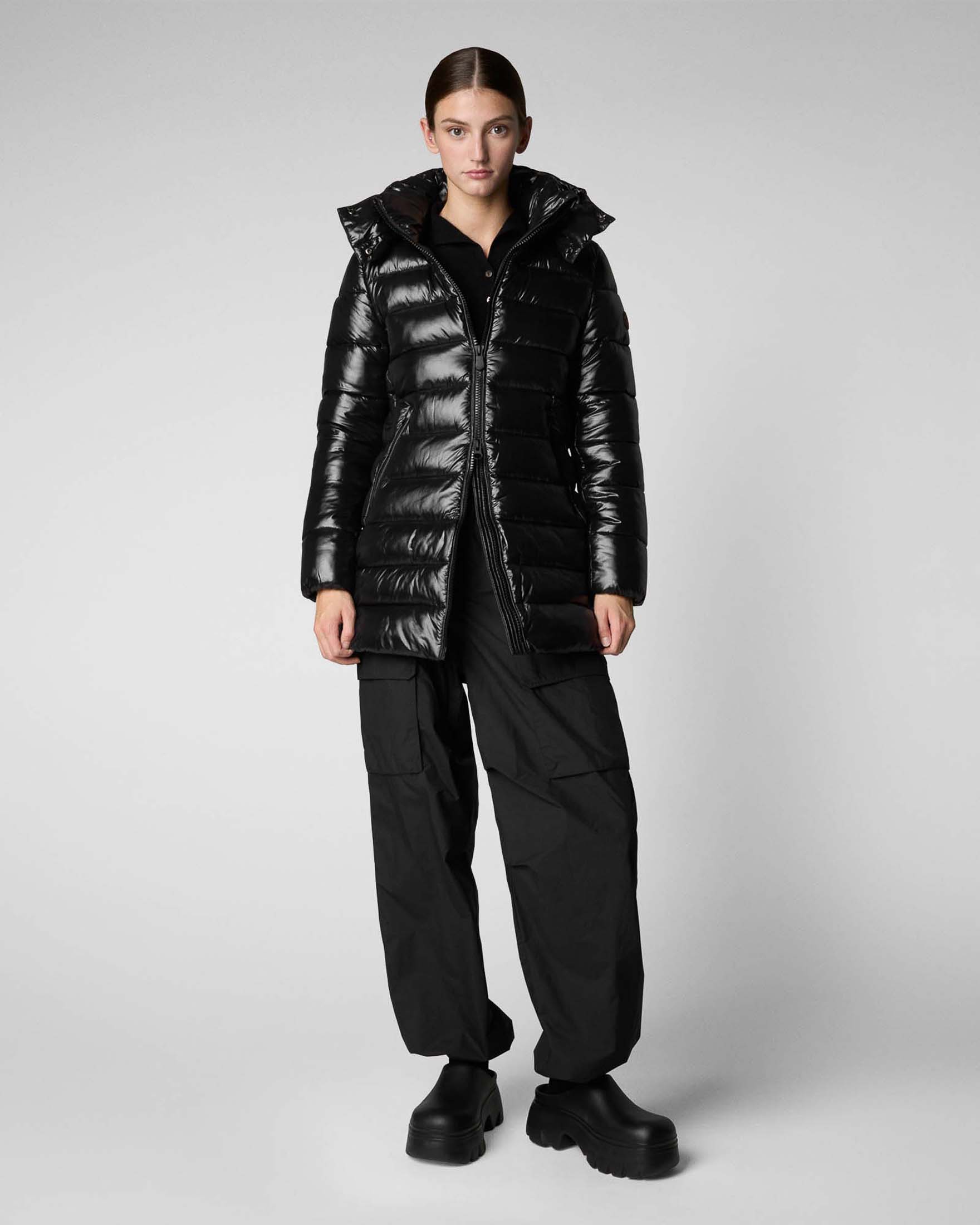 Piumino nero Save the duck modello Marjorie nero effetto laccato con cappuccio staccabile dalla linea sfiancata