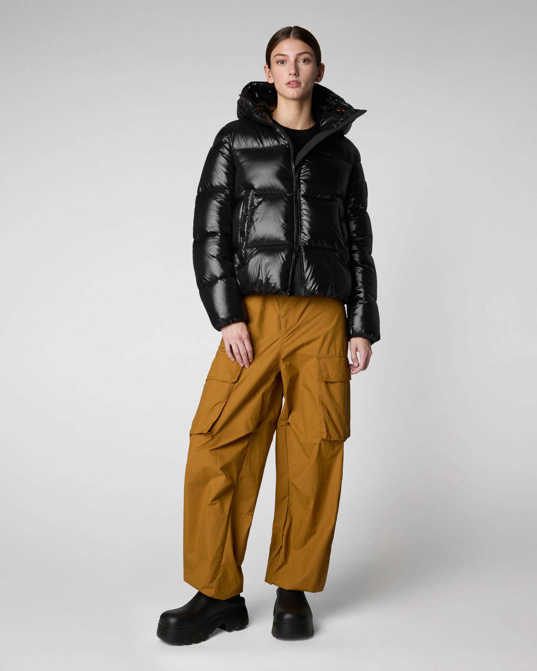 Piumino nero Save the duck modello Biddy in tessuto effetto laccato con cappuccio e colletto alto