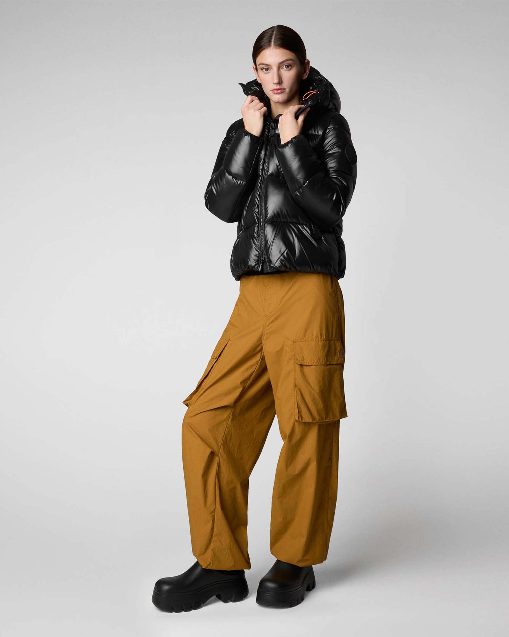 Piumino nero Save the duck modello Biddy in tessuto effetto laccato con cappuccio e colletto alto image