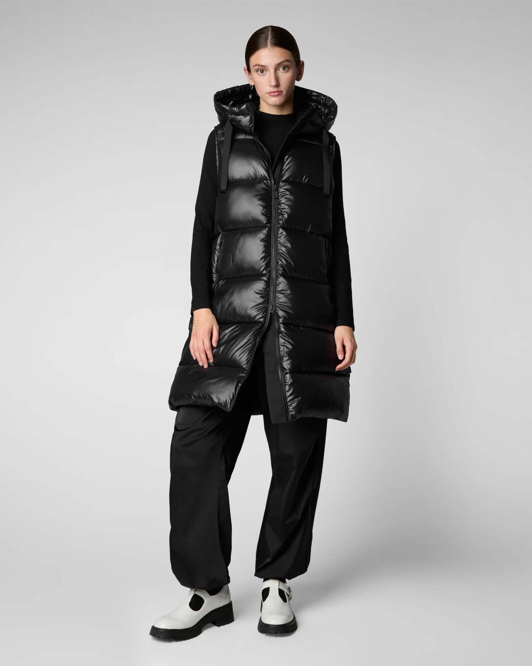 Gilet nero media lunghezza Save the duck modello Iria in tessuto effetto laccato con cappuccio e coulisse tono su tono
