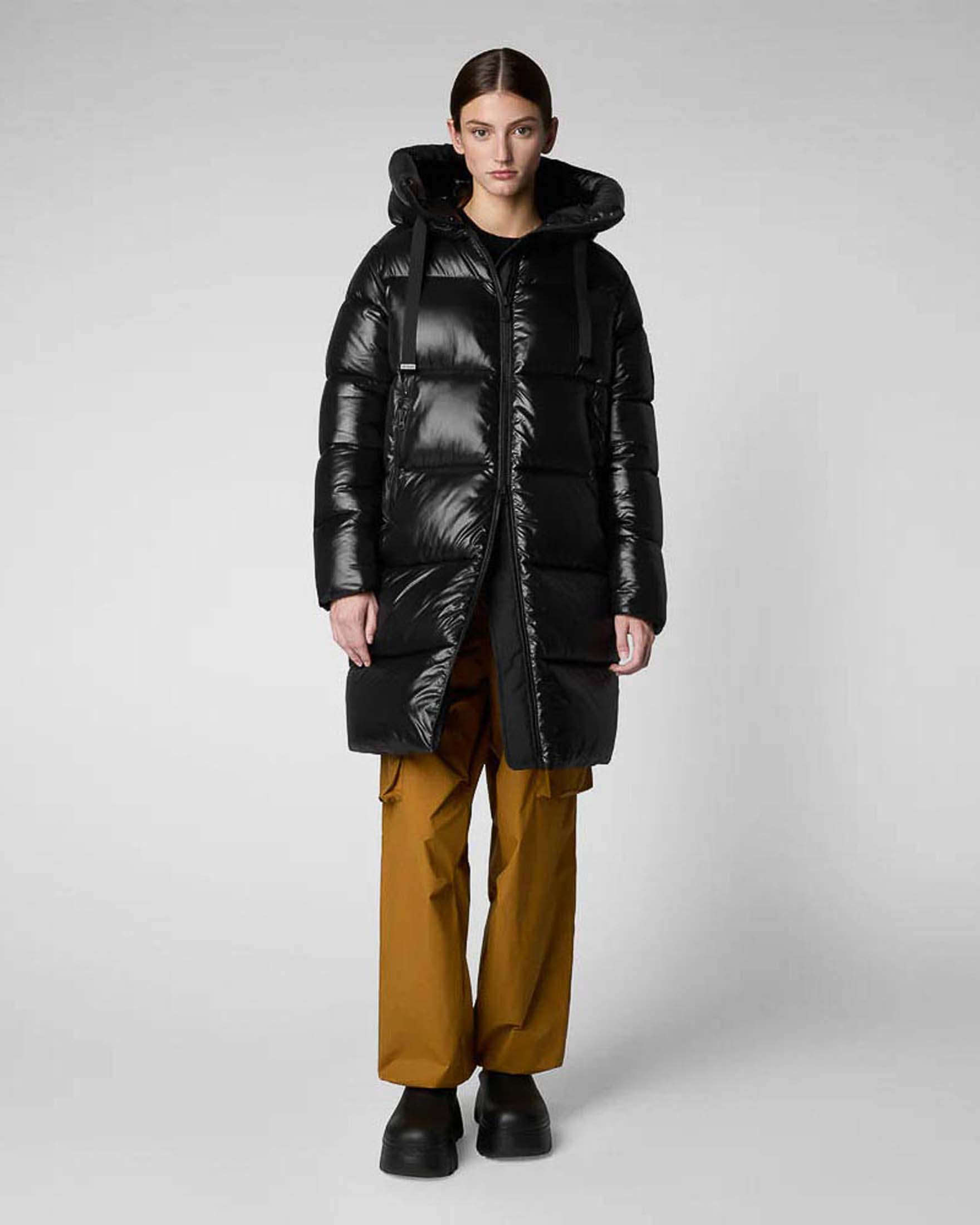 Piumino nero Save the duck media lunghezza modello Isabel in tessuto effetto laccato con cappuccio e coulisse tono su tono