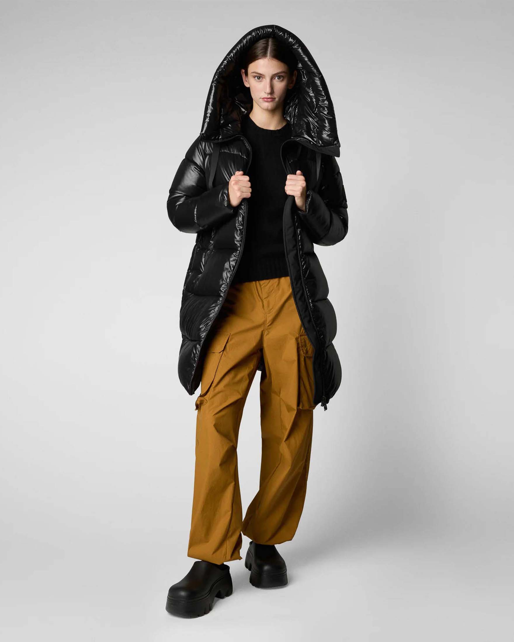 Piumino nero Save the duck media lunghezza modello Isabel in tessuto effetto laccato con cappuccio e coulisse tono su tono image