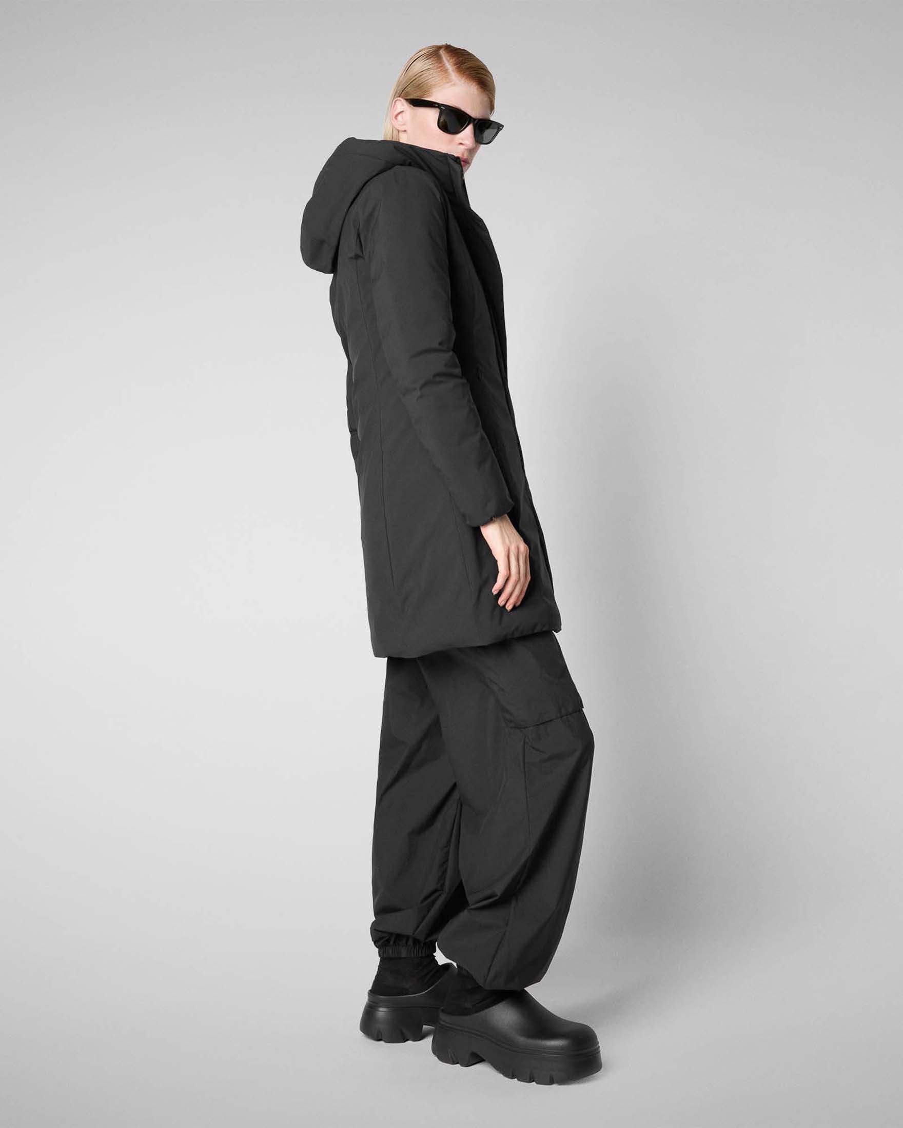 Giaccone nero imbottito Save the duck modello Leyla effetto opaco liscio con cappuccio fisso image