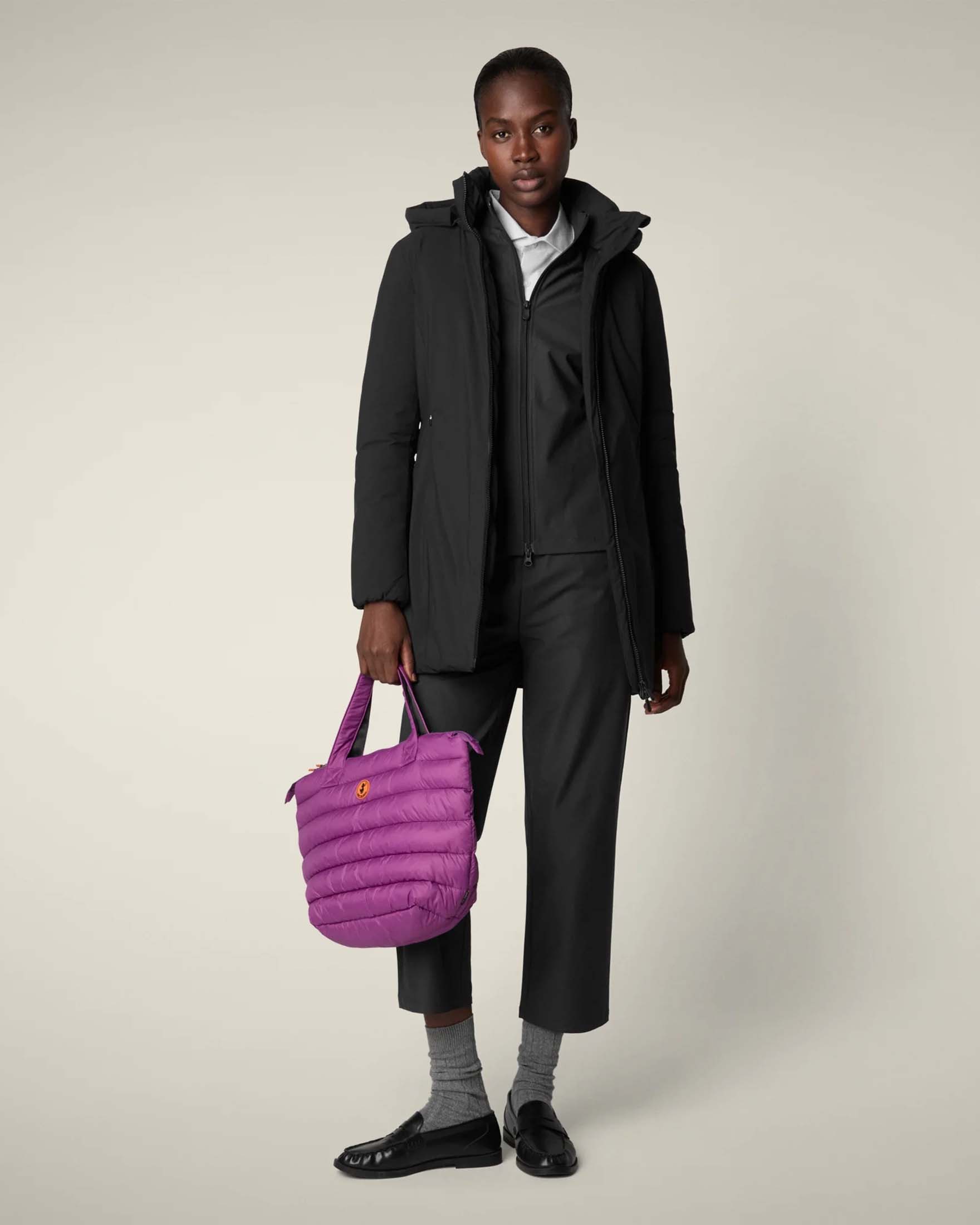 Piumino lungo nero Save the duck modello Rachel effetto opaco liscio con cappuccio staccabile image