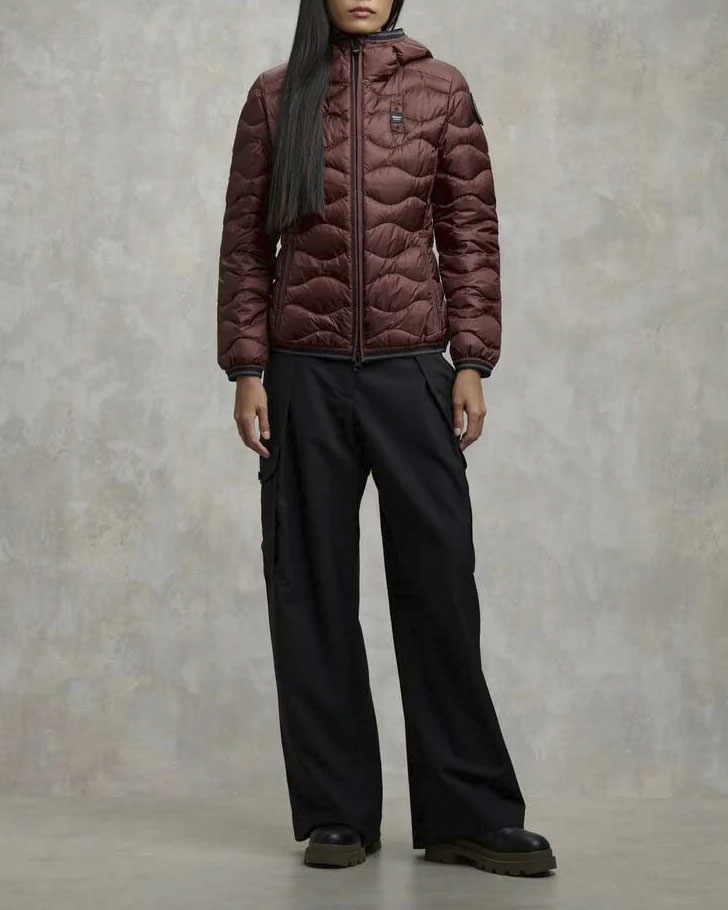 Piumino corto bordeaux Blauer modello Camelia con cappuccio fisso e imbottitura a onde in vera piuma con patch logo in strass image