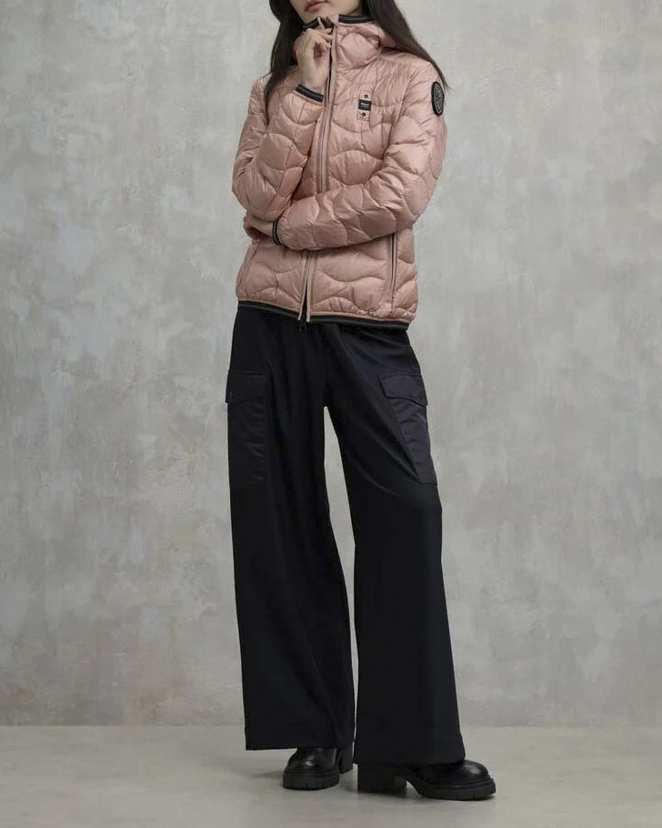 Piumino corto rosa cipria Blauer modello Camelia con cappuccio fisso e imbottitura a onde in vera piuma con patch logo in strass image