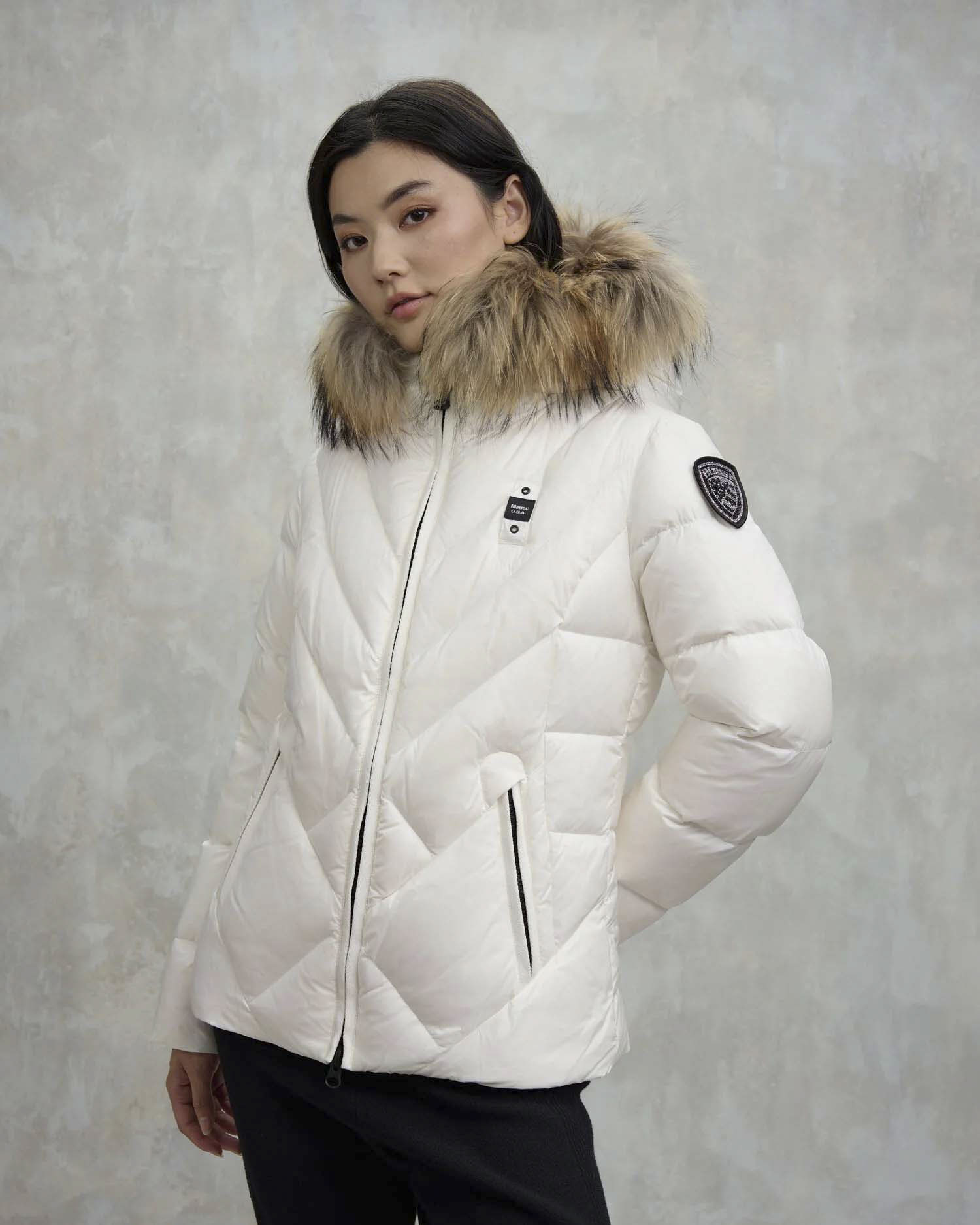 Piumino bianco Blauer modello Alicia con bordatura del cappuccio in vera pelliccia rimovibile e imbottitura a rombi