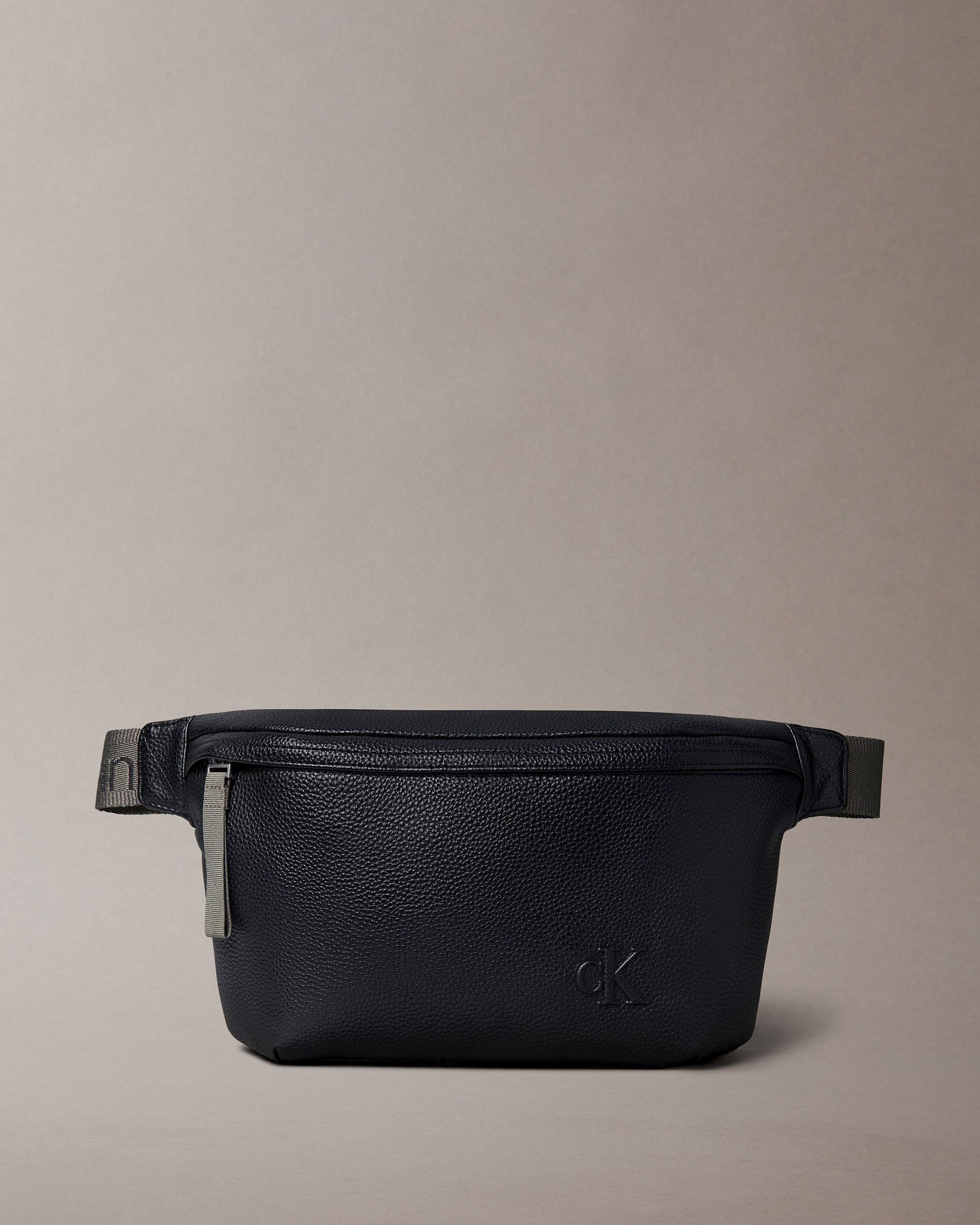 Marsupio Calvin Klein Jeans nero in similpelle martellata con logo in rilievo