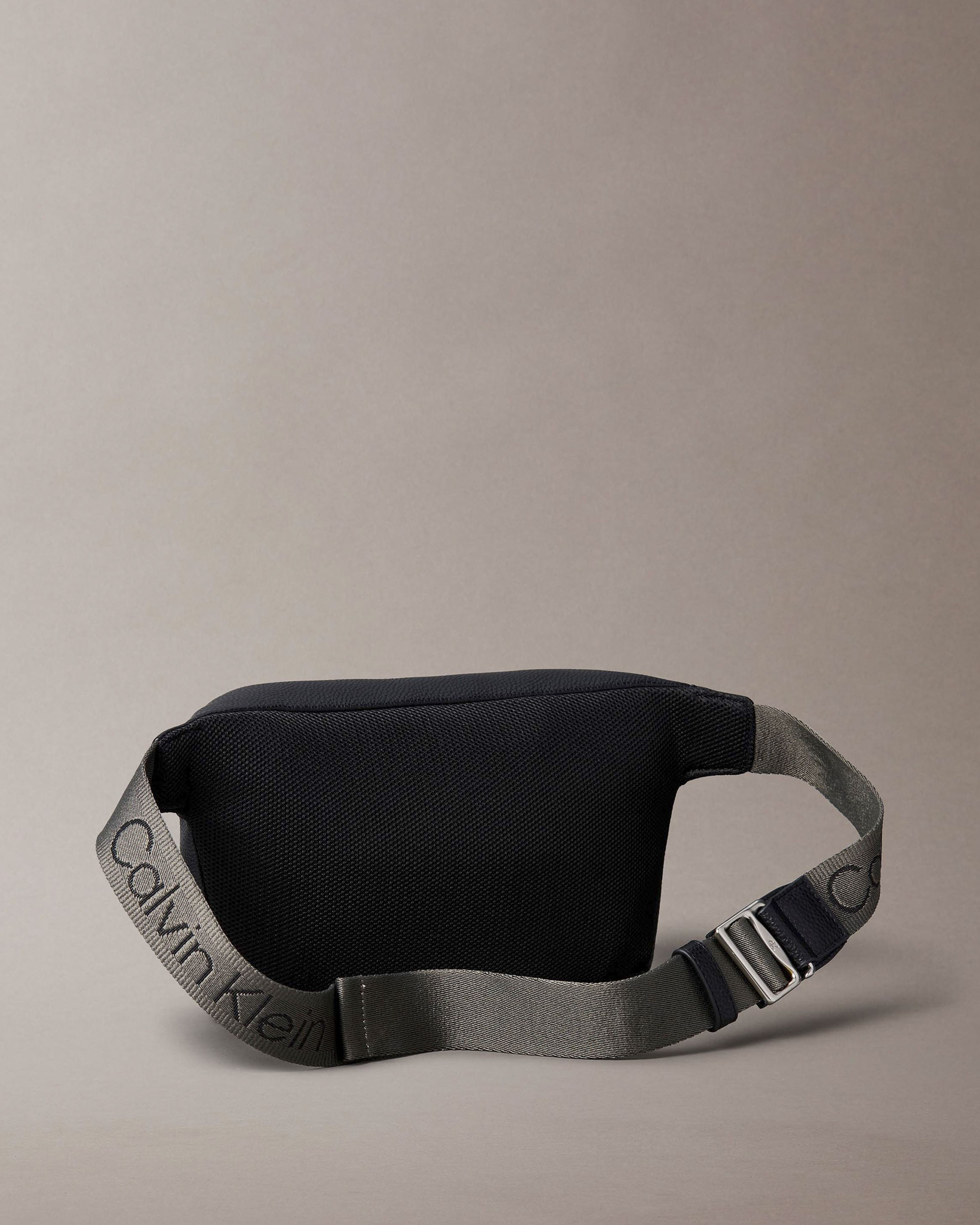 Marsupio Calvin Klein Jeans nero in similpelle martellata con logo in rilievo image