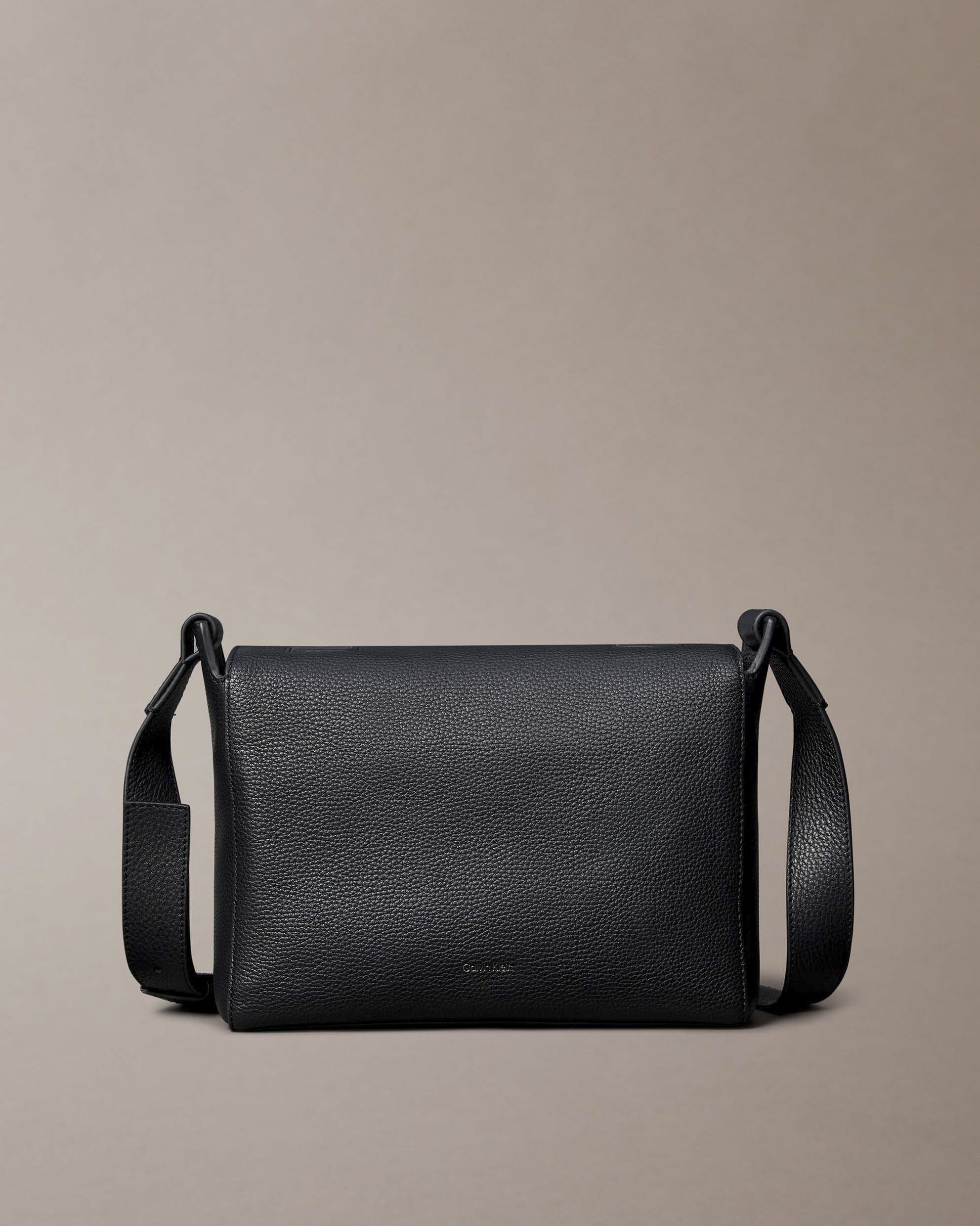 Borsa messenger a tracolla Calvin Klein Jeans nera in similpelle martellata