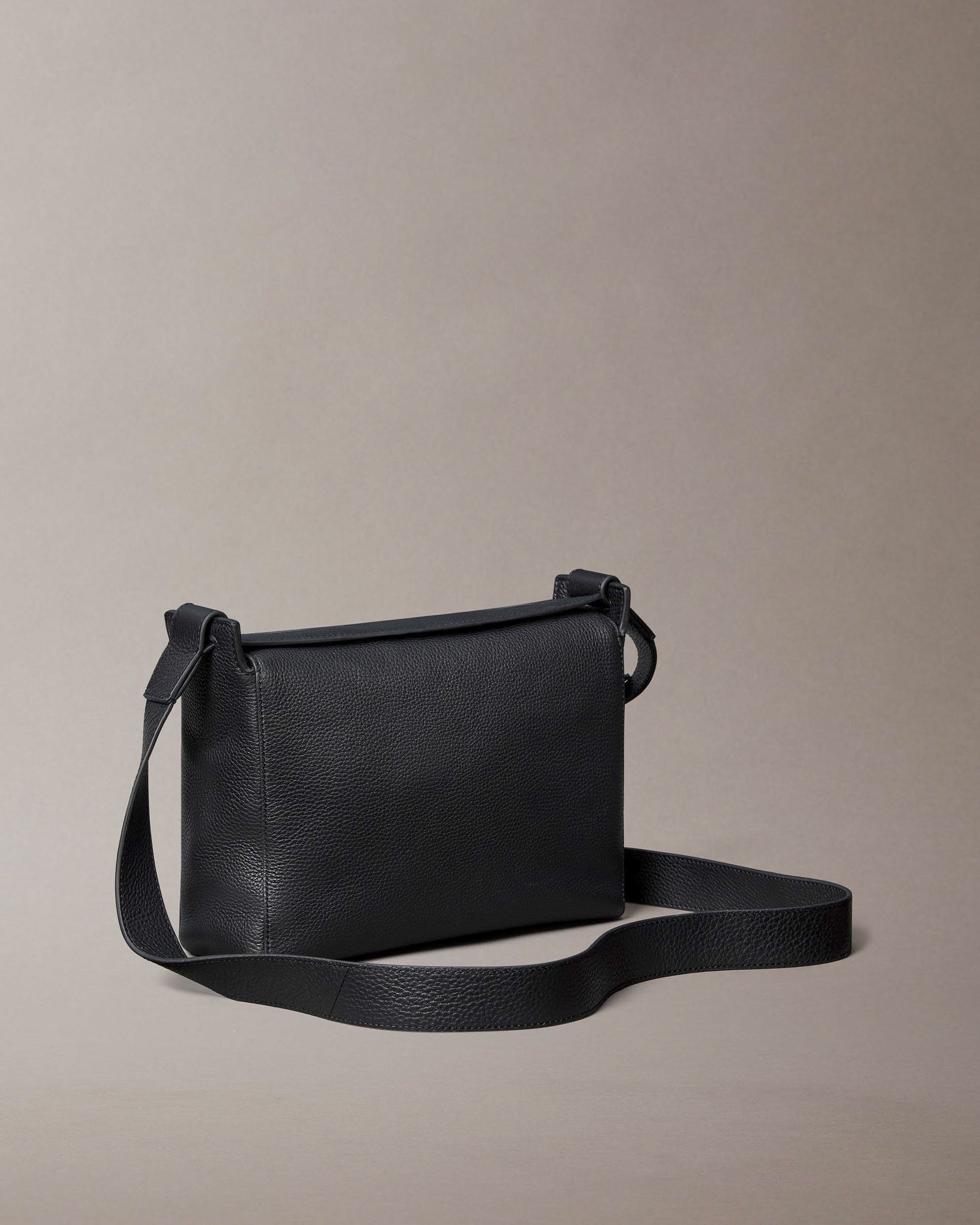 Borsa messenger a tracolla Calvin Klein Jeans nera in similpelle martellata image