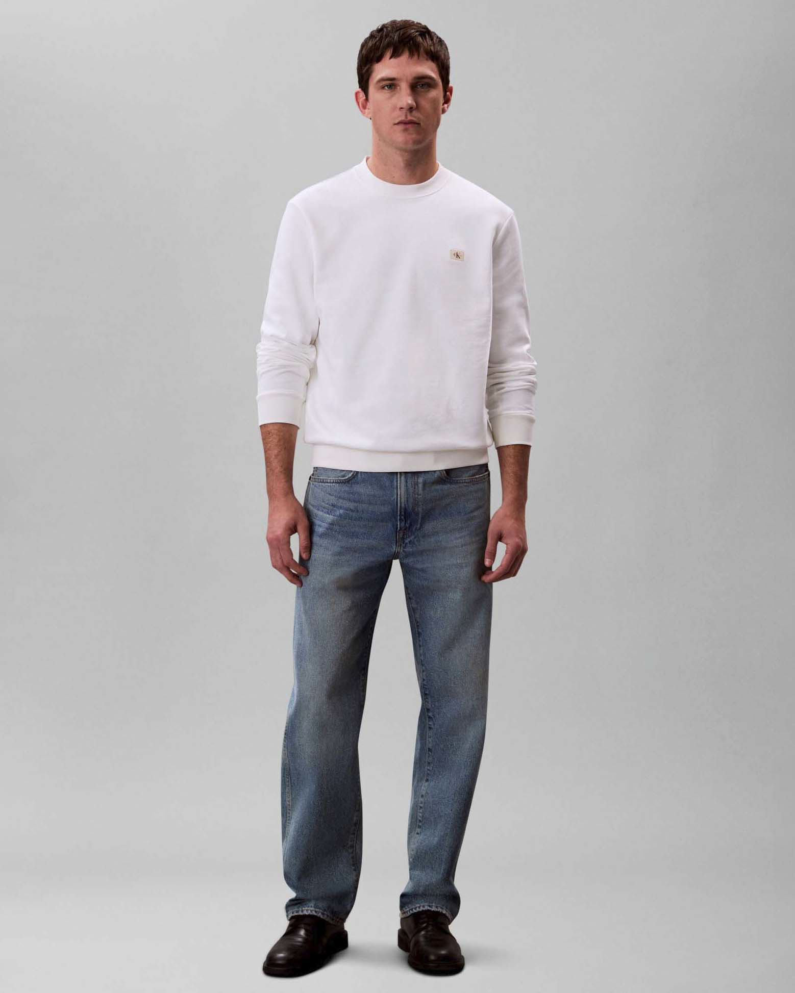 Felpa girocollo Calvin Klein Jeans bianca in cotone con logo applicato sul petto