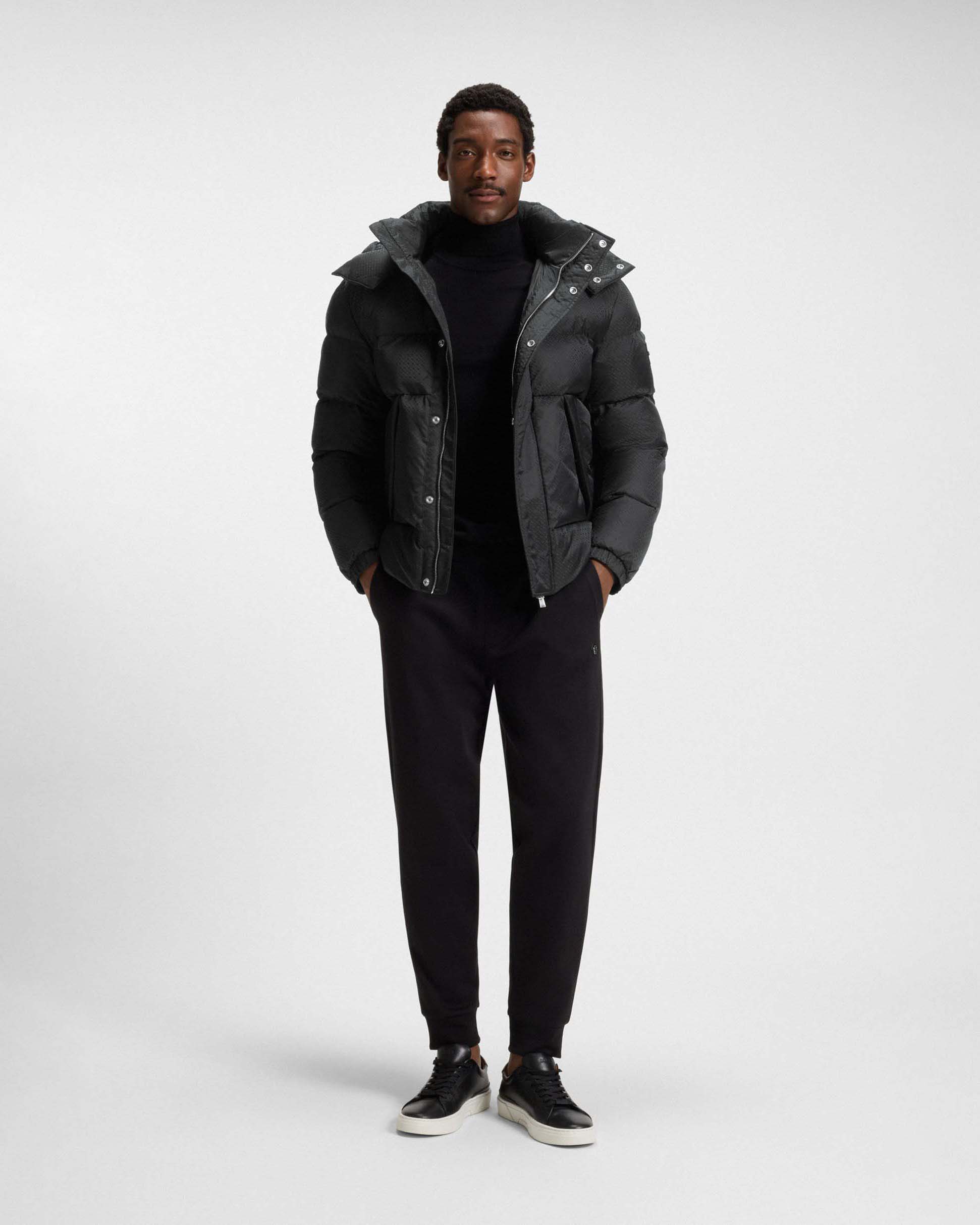 Piumino Boss nero in nylon idrorepellente con motivo monogramma in rilievo e cappuccio staccabile