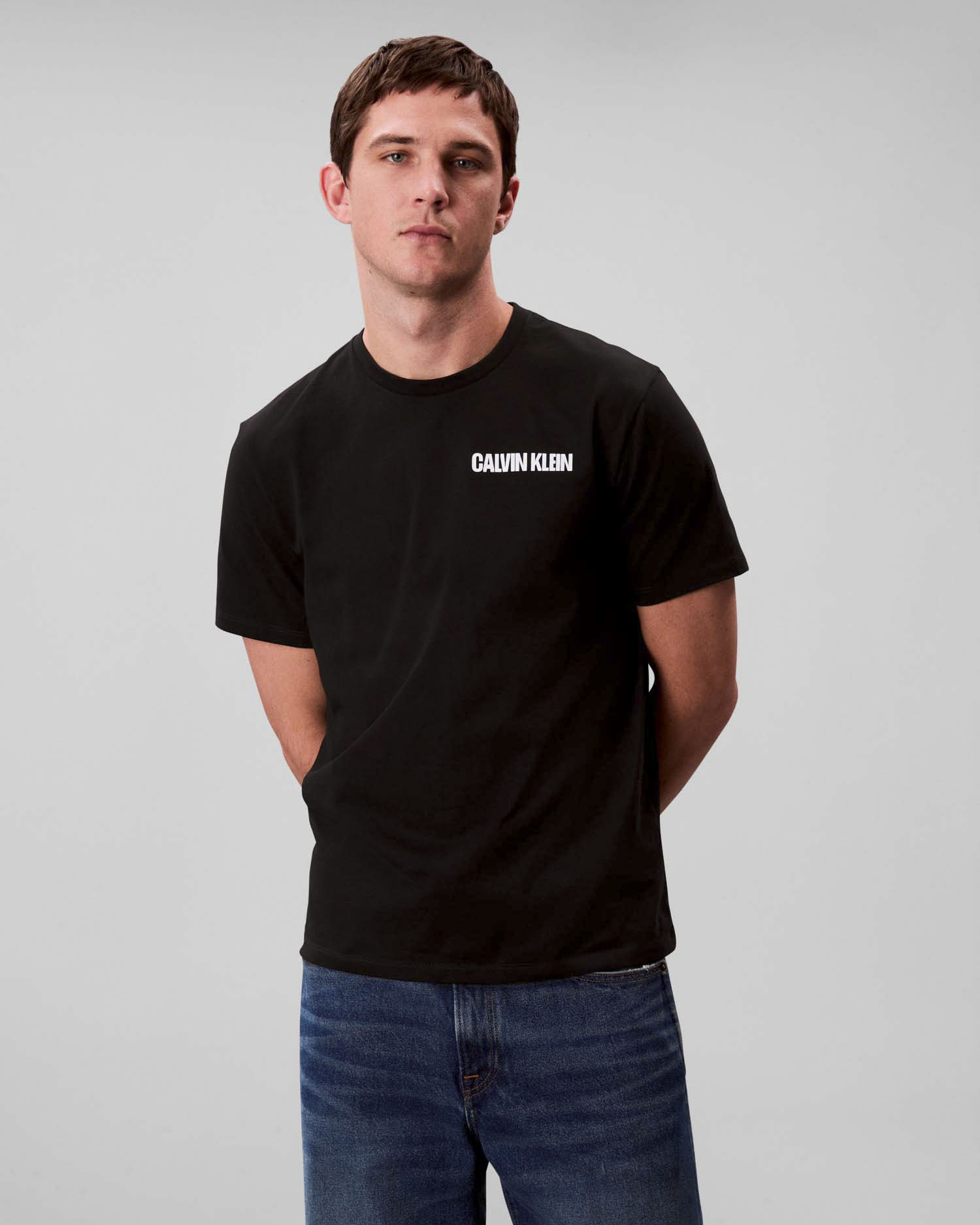 T-shirt Calvin Klein Jeans nera in cotone con logo stampato sul petto e maxi grafica sul retro