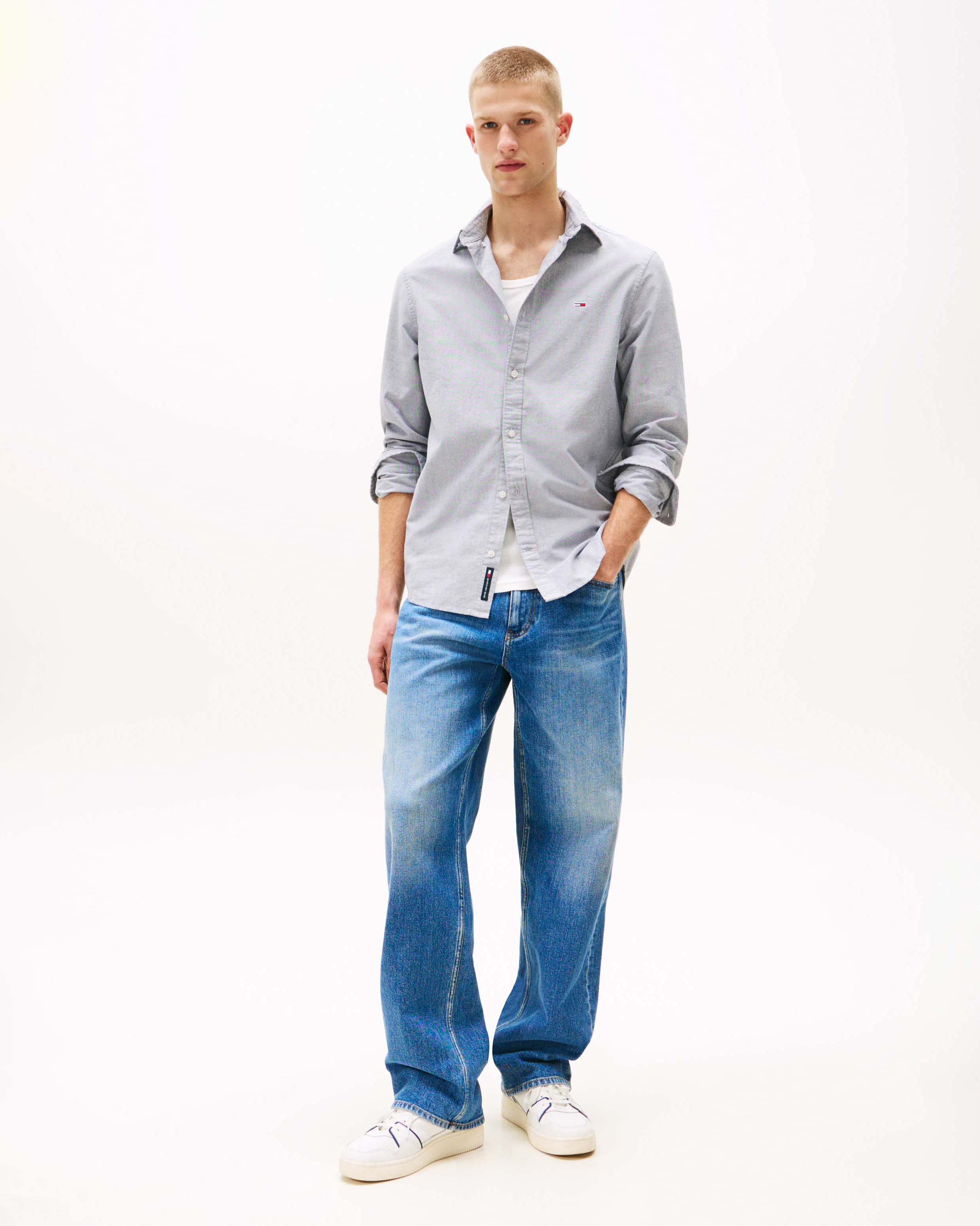 Camicia Tommy Jeans blu con colletto button-down in oxford di cotone con logo flag ricamato sul petto