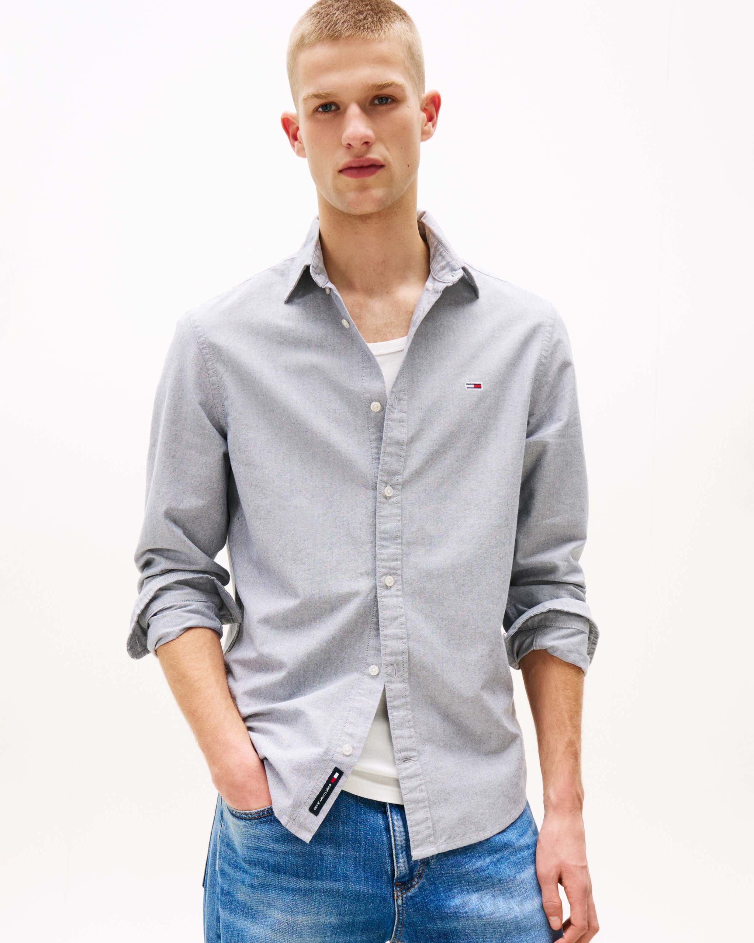 Camicia Tommy Jeans blu con colletto button-down in oxford di cotone con logo flag ricamato sul petto image
