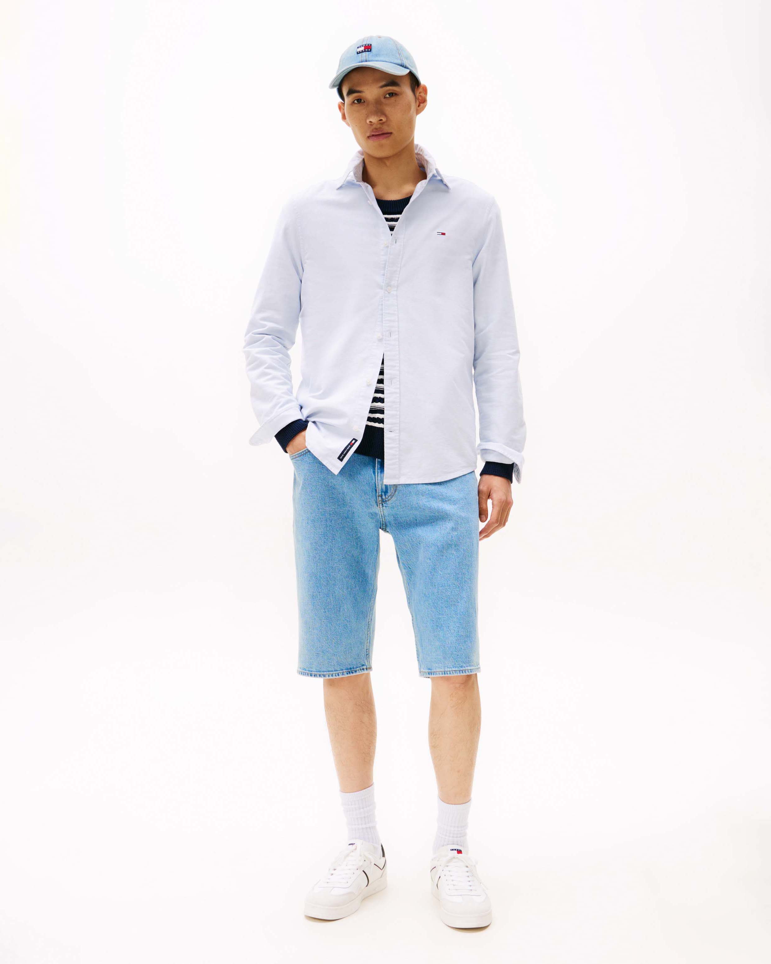 Camicia Tommy Jeans azzurra con colletto button-down in oxford di cotone con logo flag ricamato sul petto