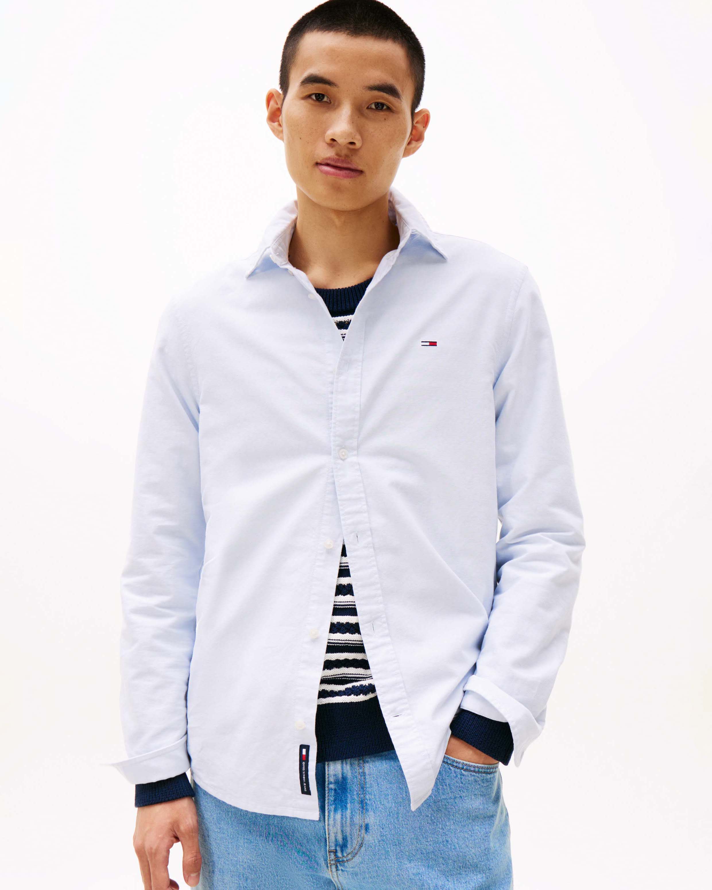 Camicia Tommy Jeans azzurra con colletto button-down in oxford di cotone con logo flag ricamato sul petto image