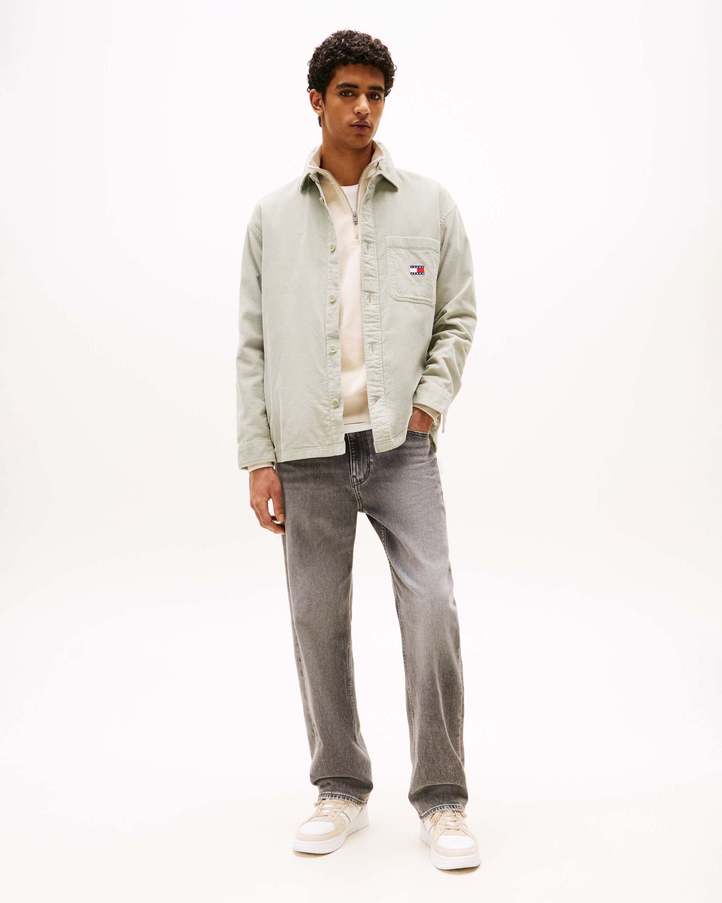 Overshirt Tommy Jeans verde salvia in puro cotone con taschino e flag porta logo al petto