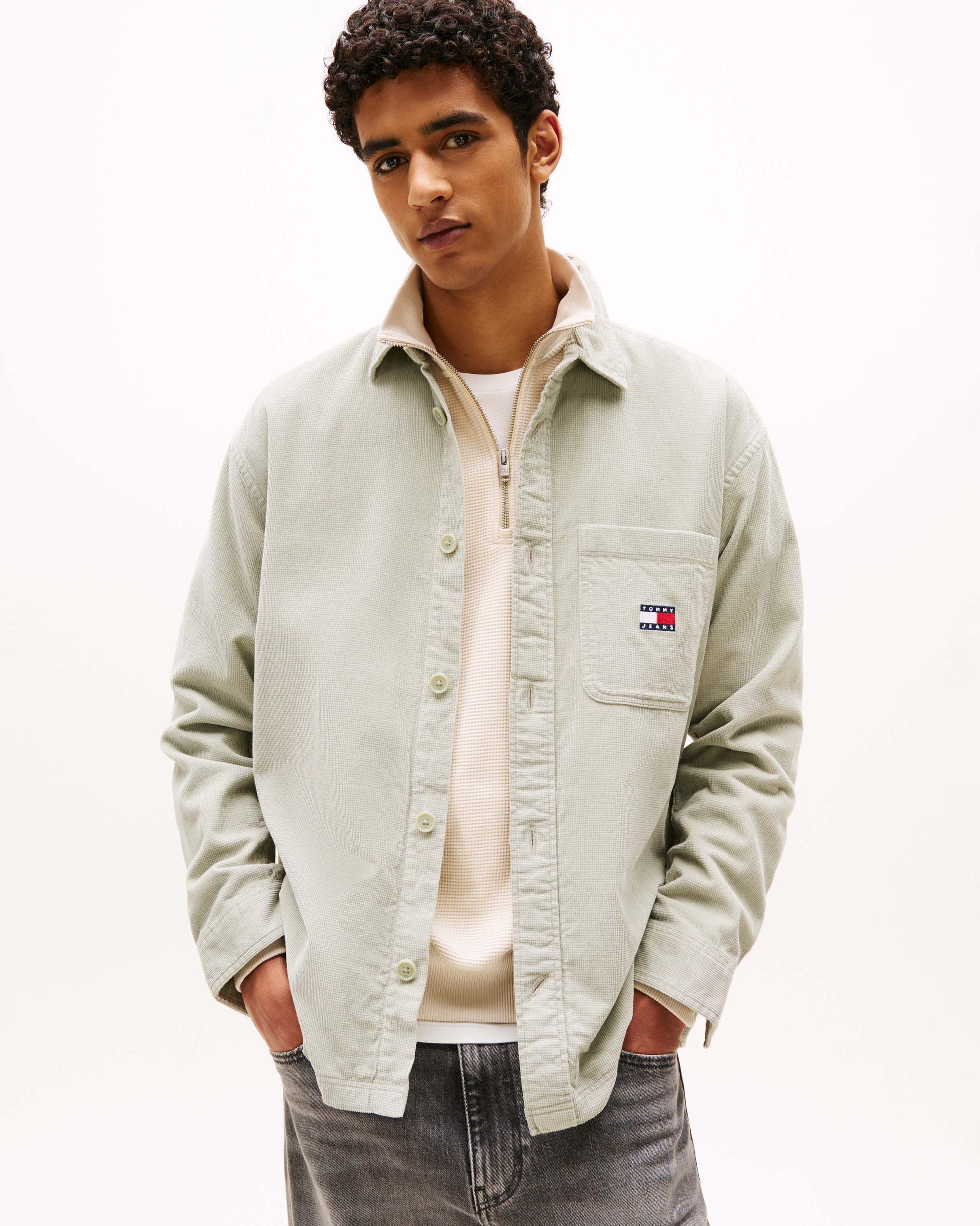 Overshirt Tommy Jeans verde salvia in puro cotone con taschino e flag porta logo al petto image