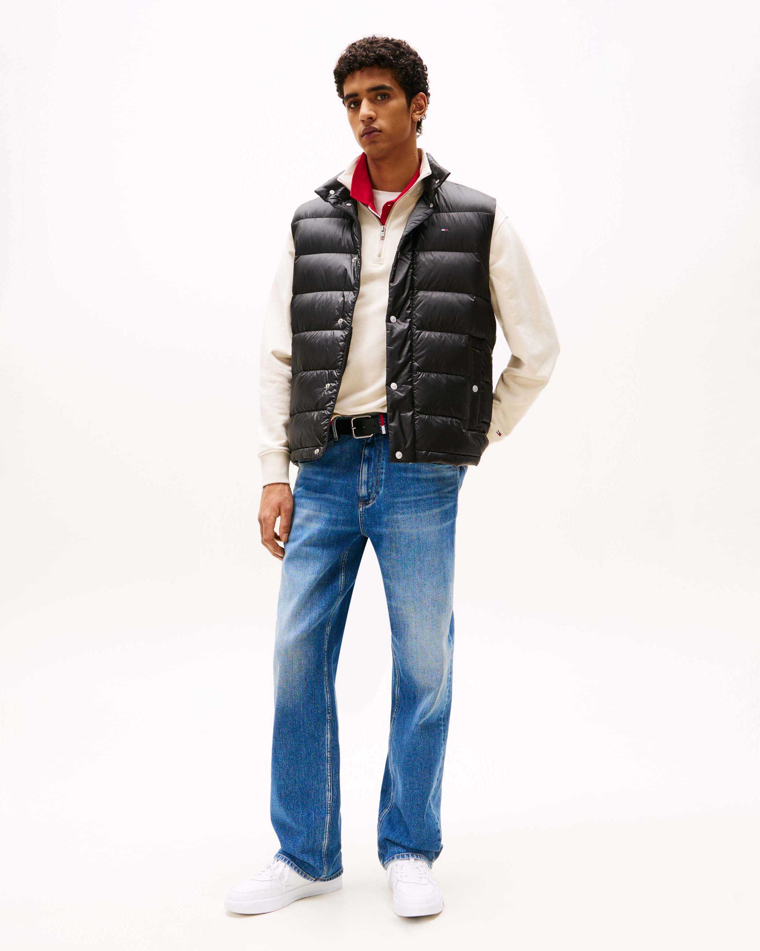 Piumino gilet Tommy Jeans nero in nylon imbottito in piuma con chiusura a bottoni