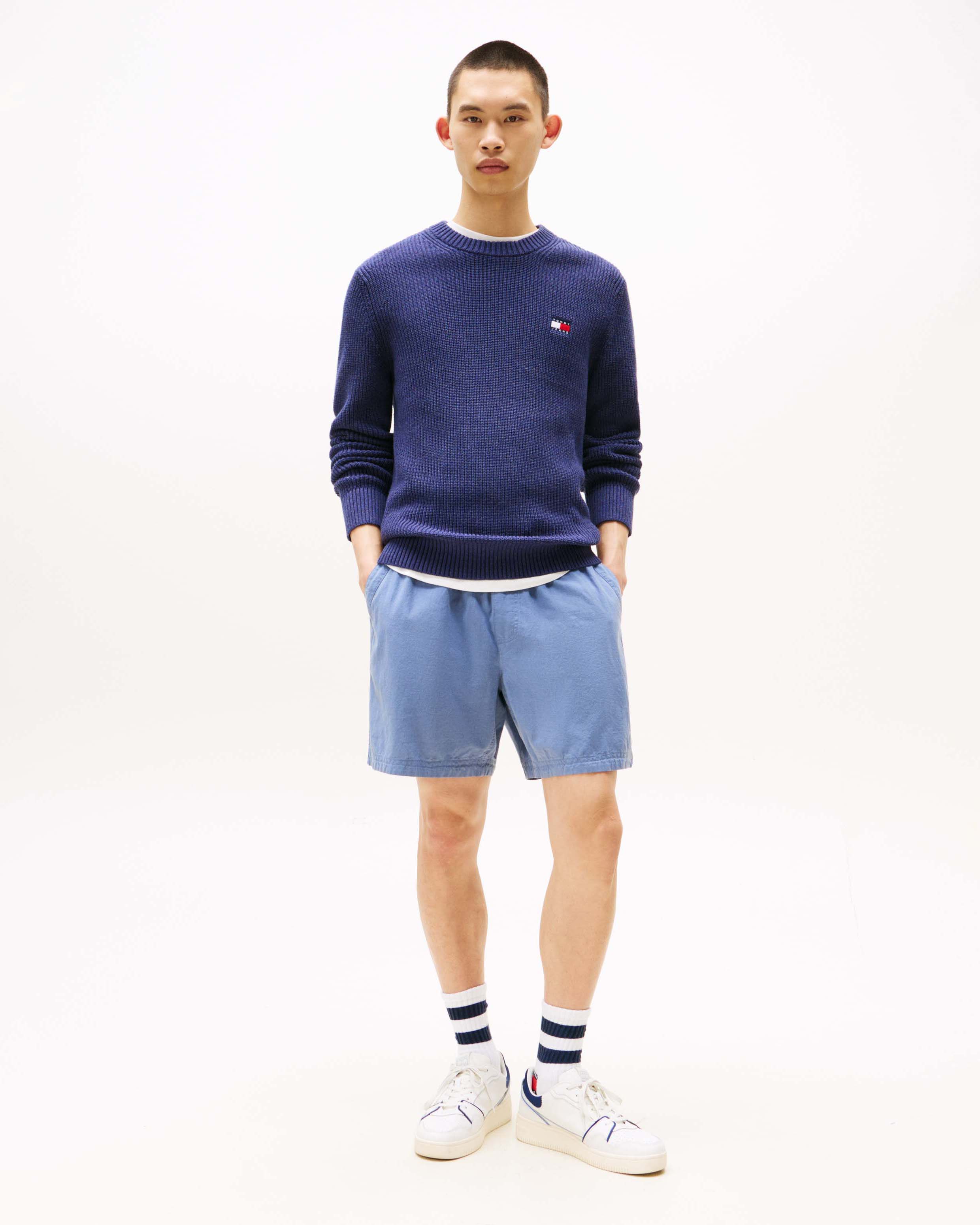 Maglia girocollo Tommy Jeans blu indaco in puro cotone a costa inglese con logo flag piccolo ricamato sul petto