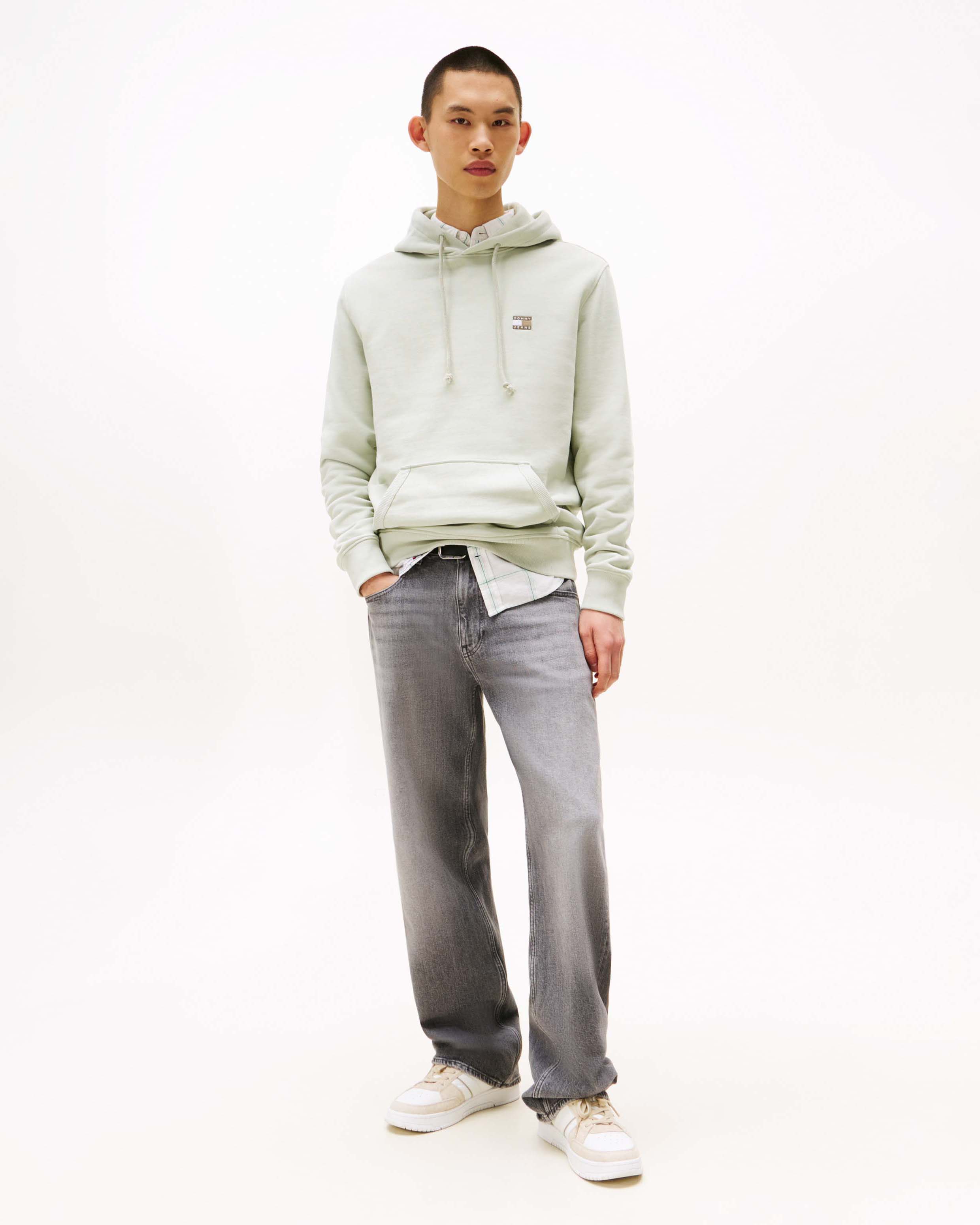 Felpa Tommy Jeans salvia con cappuccio e tasche a marsupio