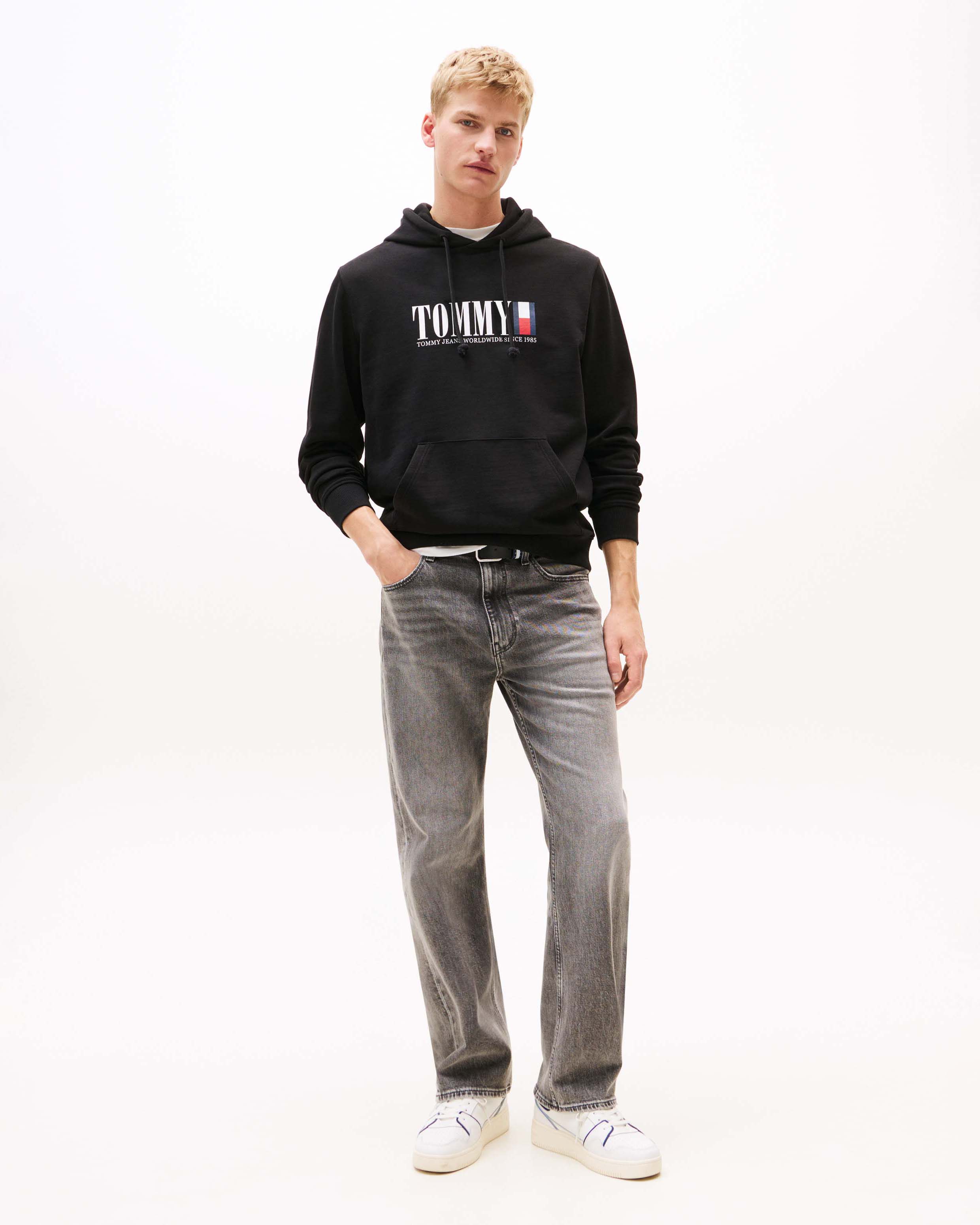 Felpa Tommy Jeans nera con cappuccio tasche a marsupio e logo stampato