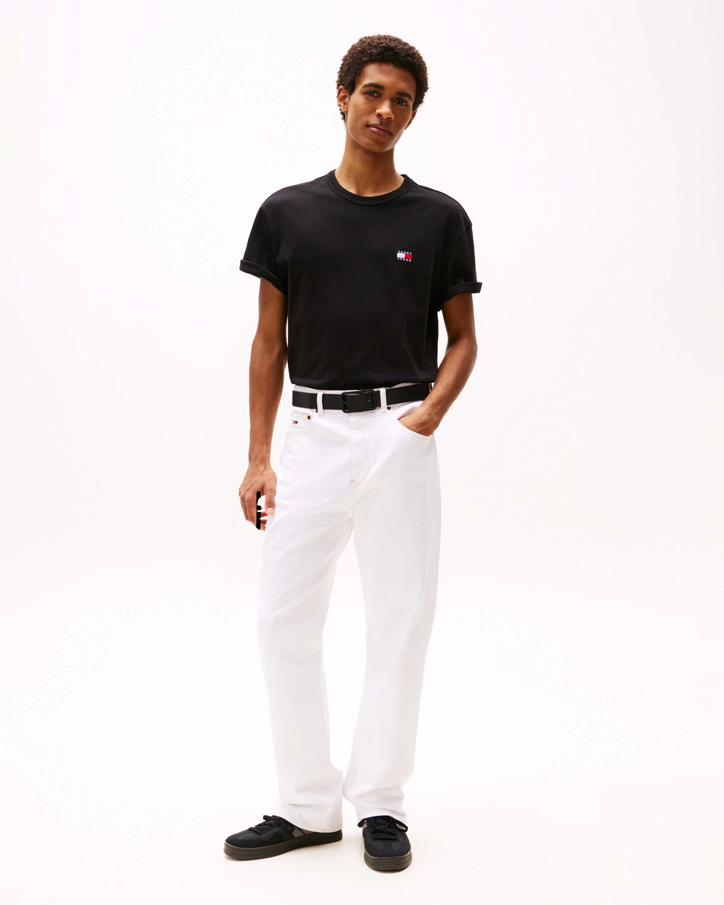 T-shirt mezza manica Tommy Jeans nera regular-fit in puro cotone con logo flag ricamato sul petto