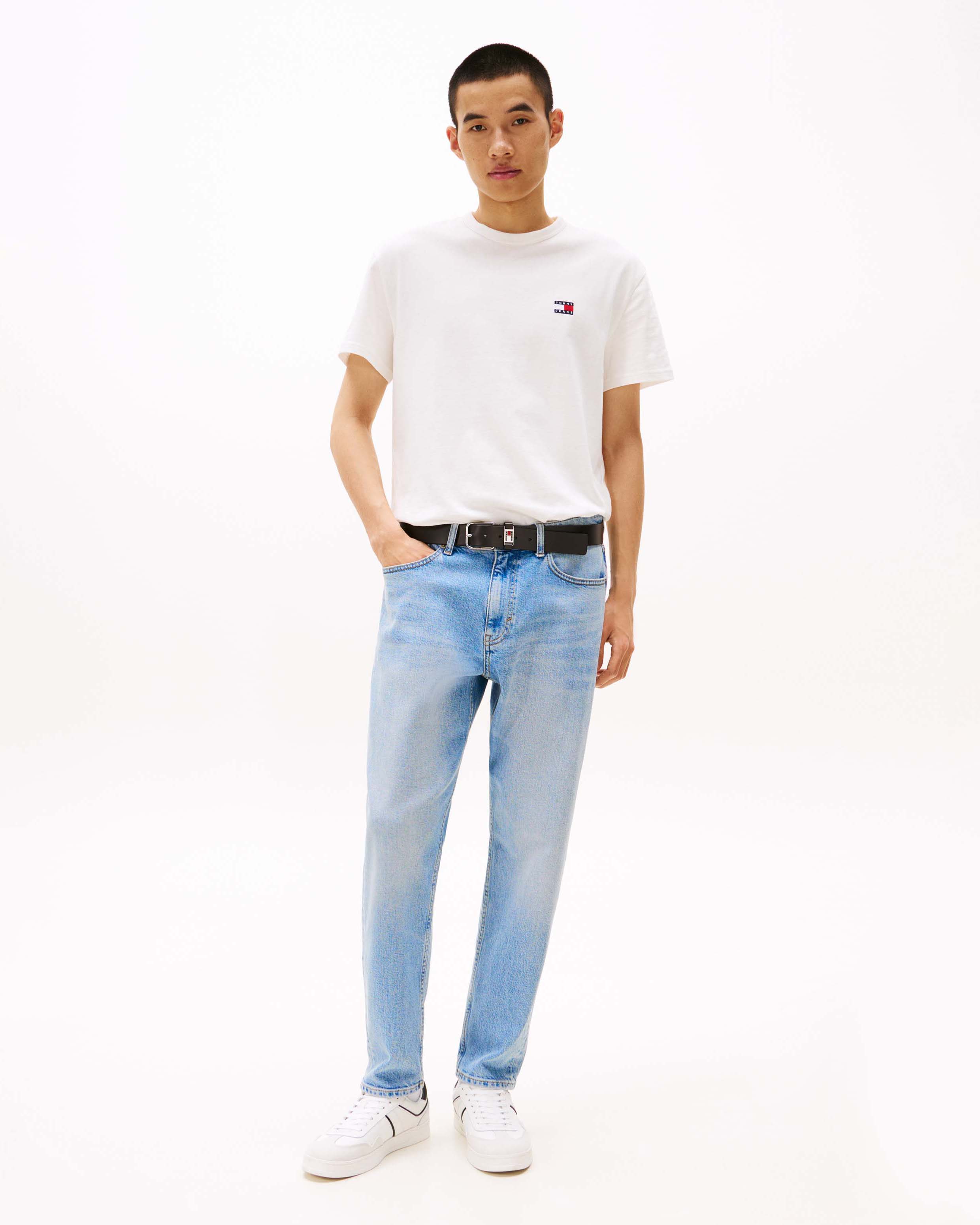 T-shirt mezza manica Tommy Jeans bianca regular-fit in puro cotone con logo flag ricamato sul petto