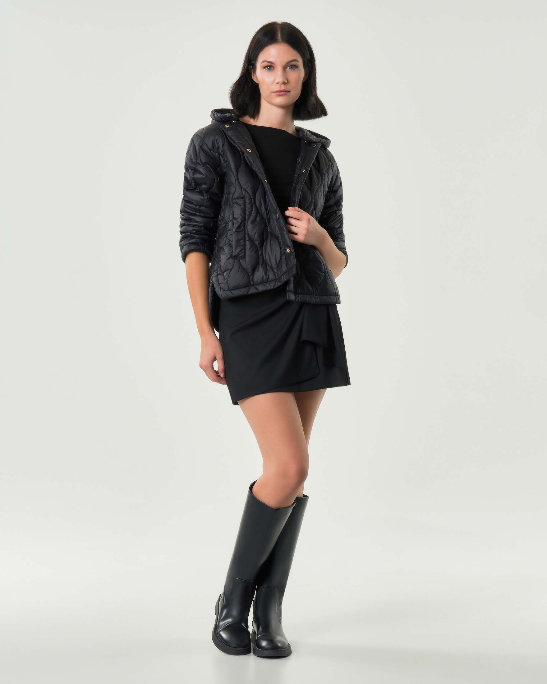 Giubbino nero Emme Marella con trapuntatura a onde e cappuccio staccabile