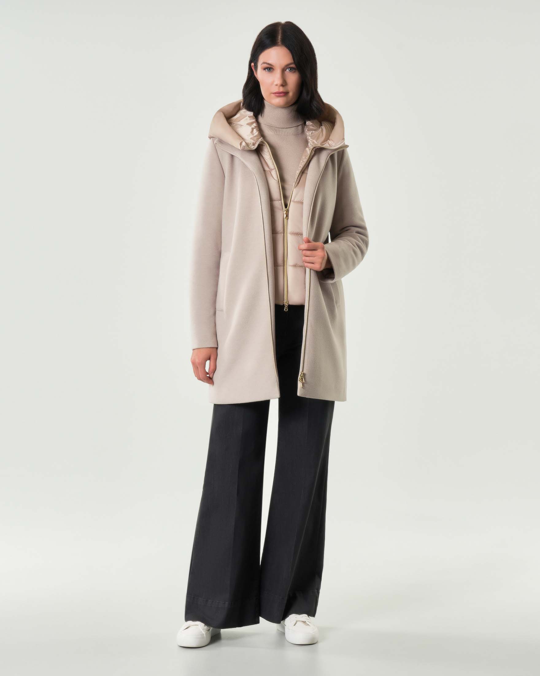 Cappotto color sabbia Emme Marella in tessuto diagonale con pettorina e cappuccio imbottiti in nylon removibili