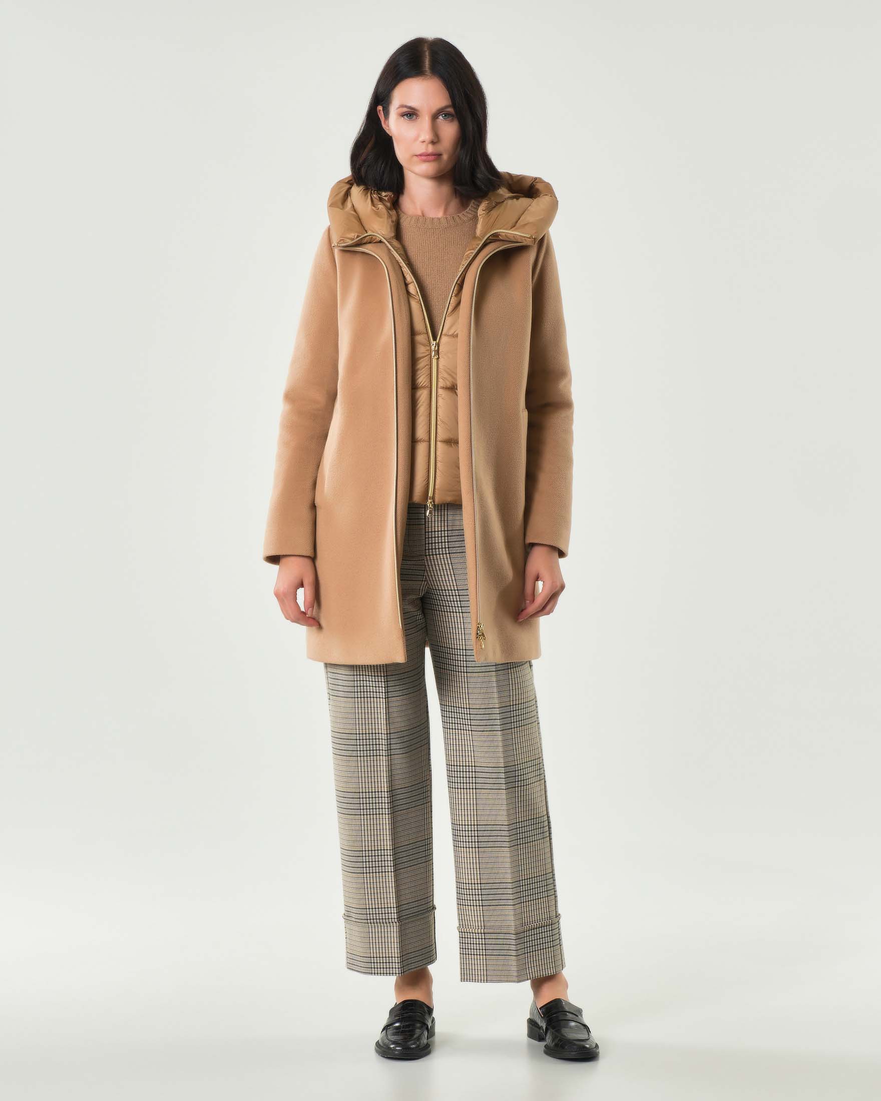 Cappotto color cammello Emme Marella in tessuto diagonale con pettorina e cappuccio imbottiti in nylon removibili