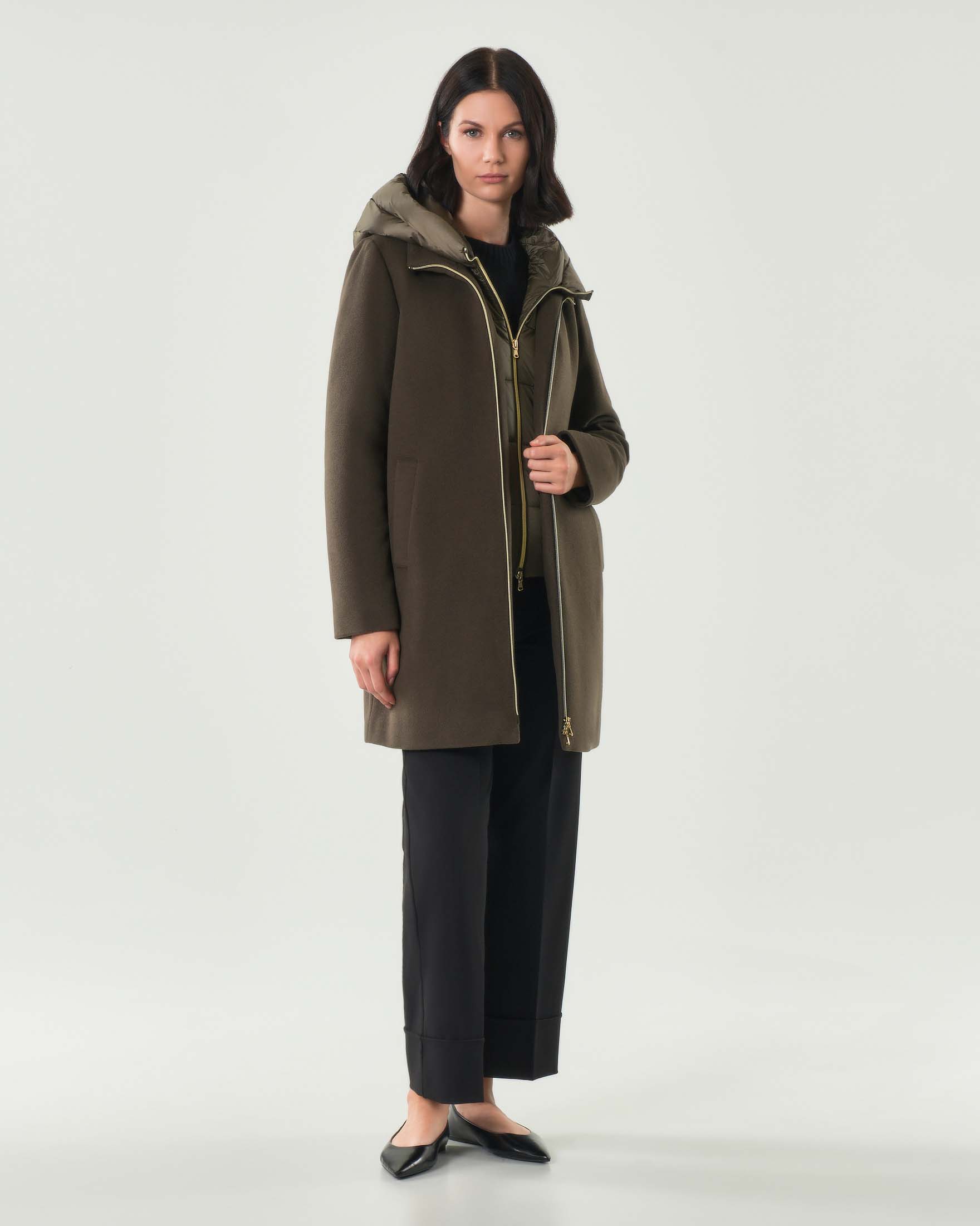 Cappotto verde militare Emme Marella in tessuto diagonale con pettorina e cappuccio imbottiti in nylon removibili