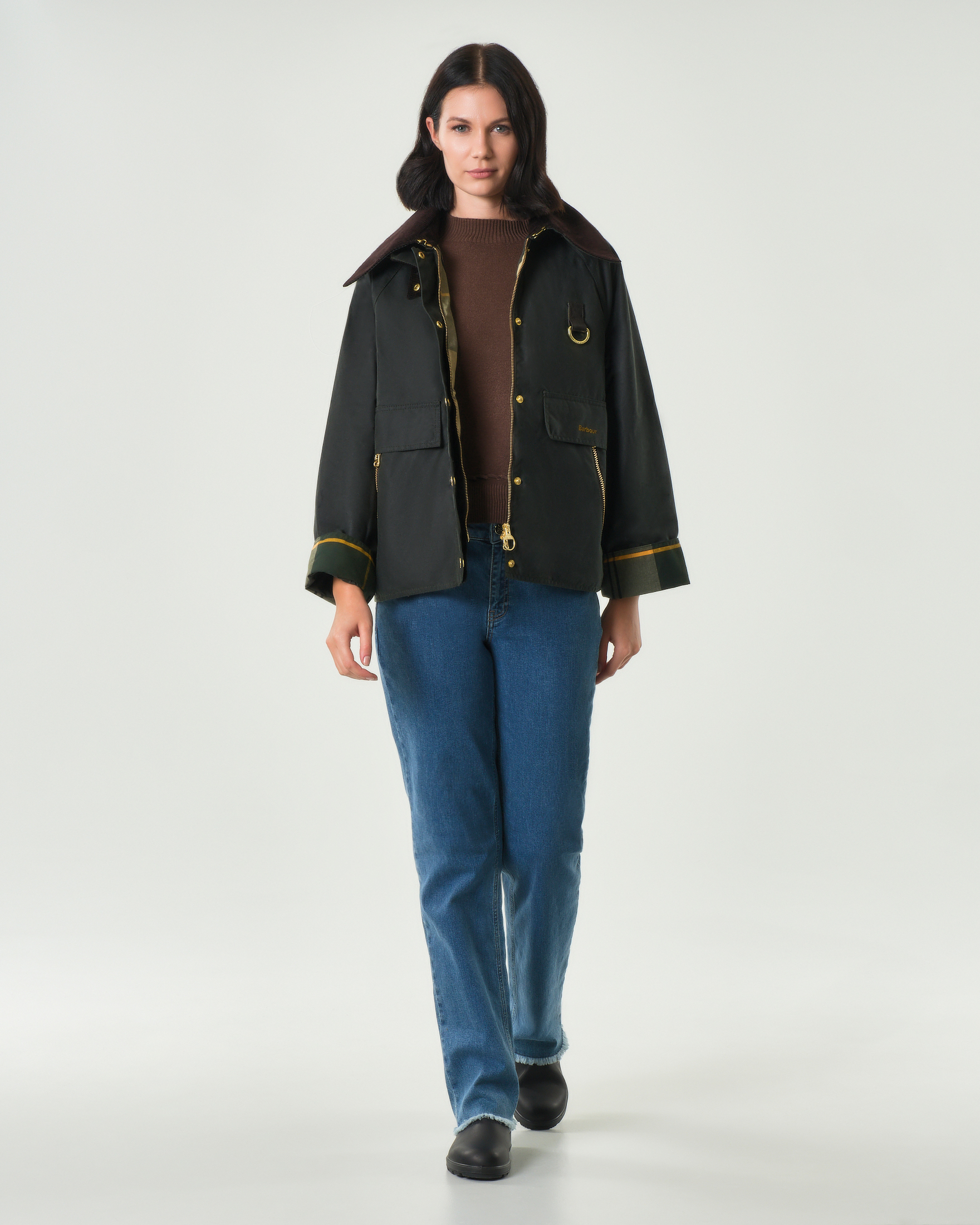 Giacca corta Barbour modello Catton verde in cotone cerato con maxi colletto marrone in velluta a coste