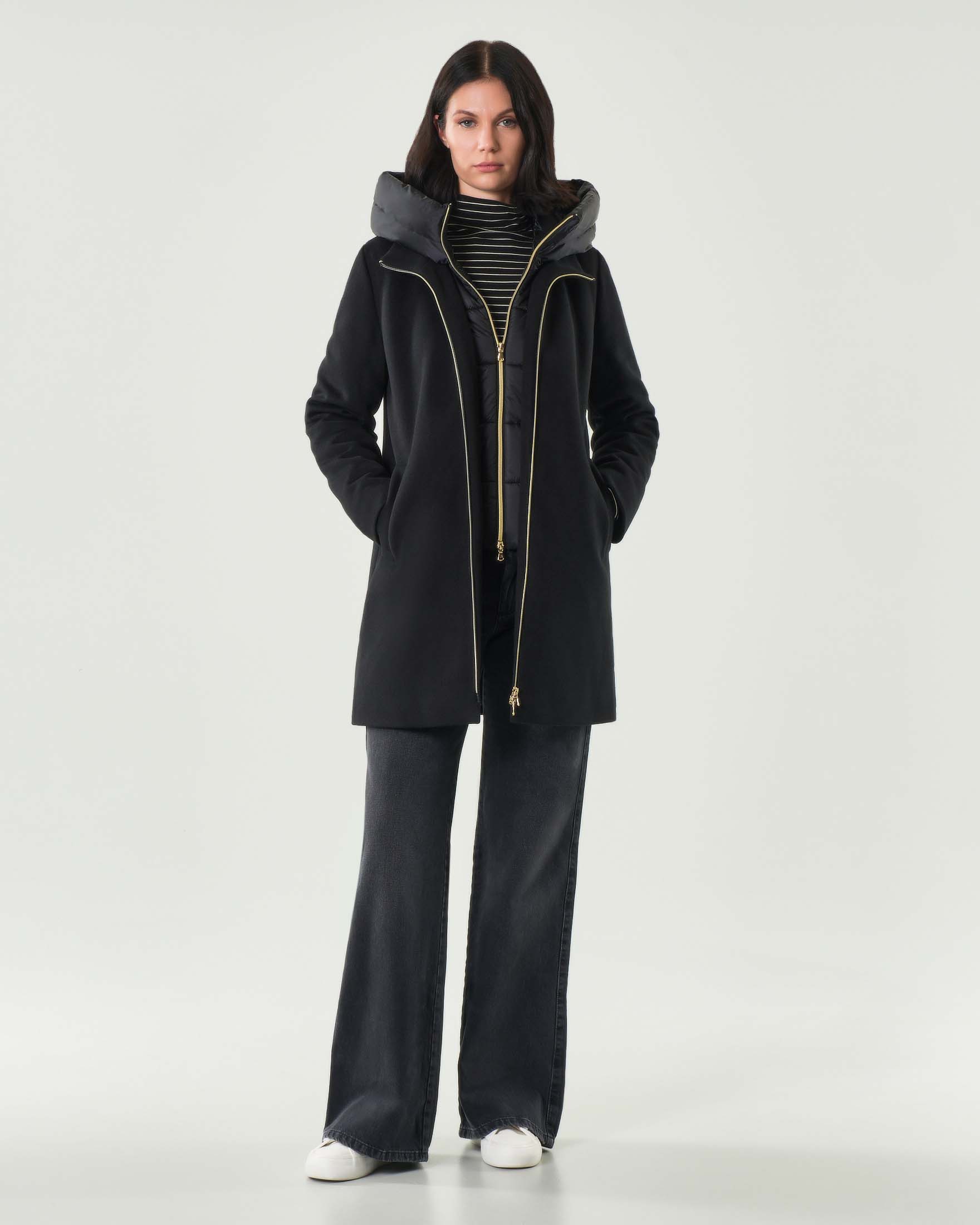Cappotto nero Emme Marella in tessuto diagonale con pettorina e cappuccio imbottiti in nylon removibili