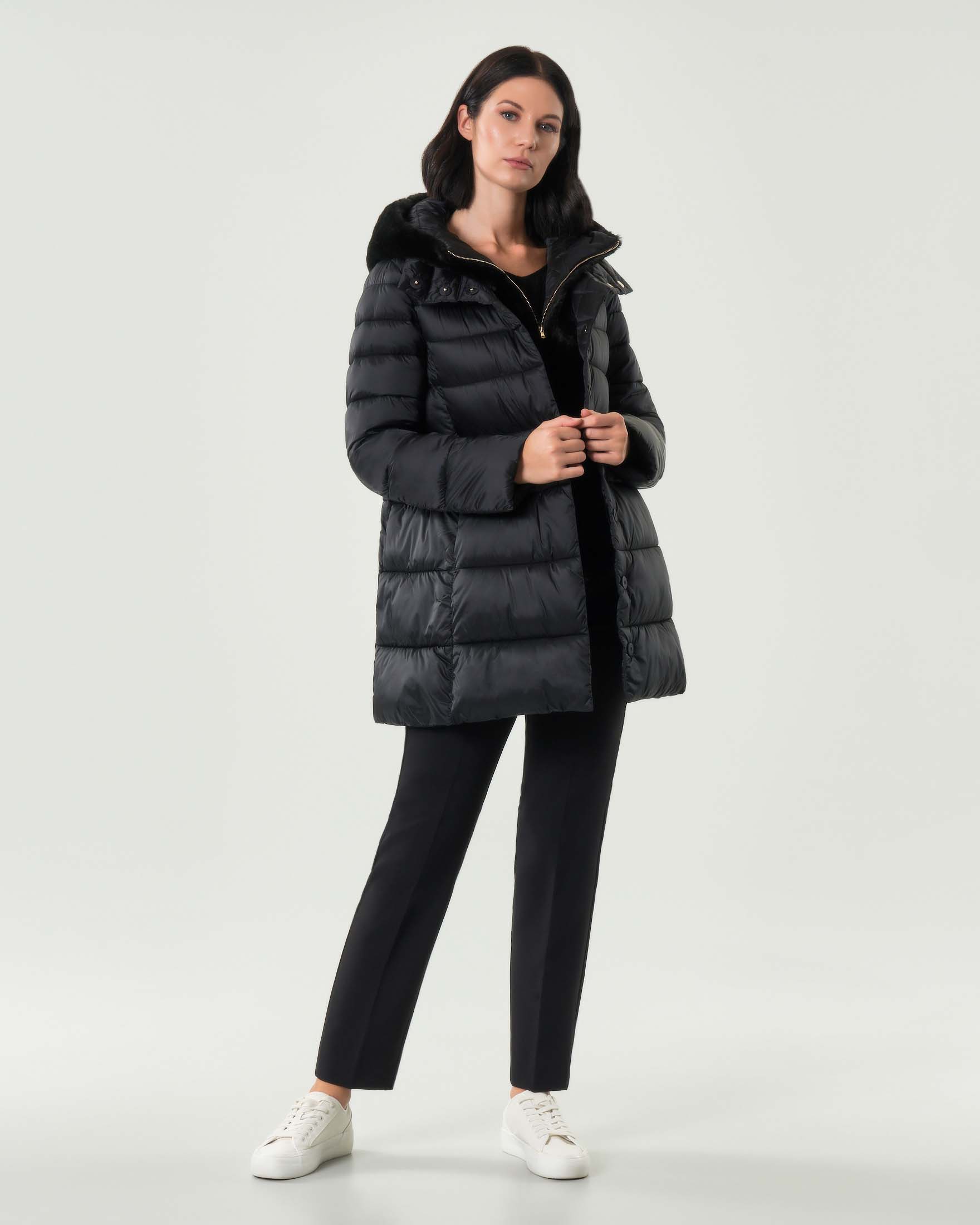 Piumino nero Emme Marella in tessuto semilucido con pettorina e cappuccio in ecopelliccia tono su tono