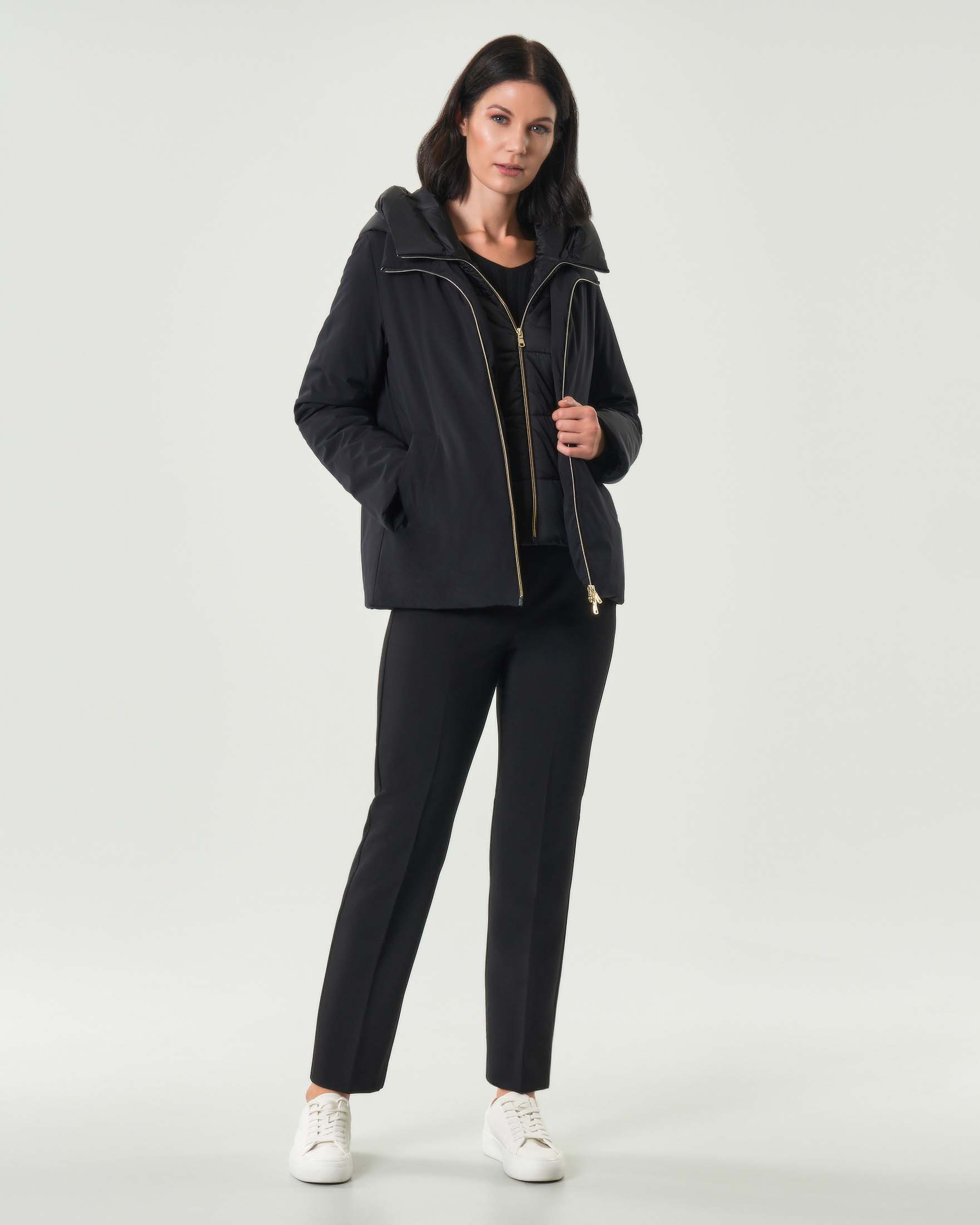 Giaccone corto nero Emme Marella in tessuto downproof antigoccia con pettorina e cappuccio trapuntati