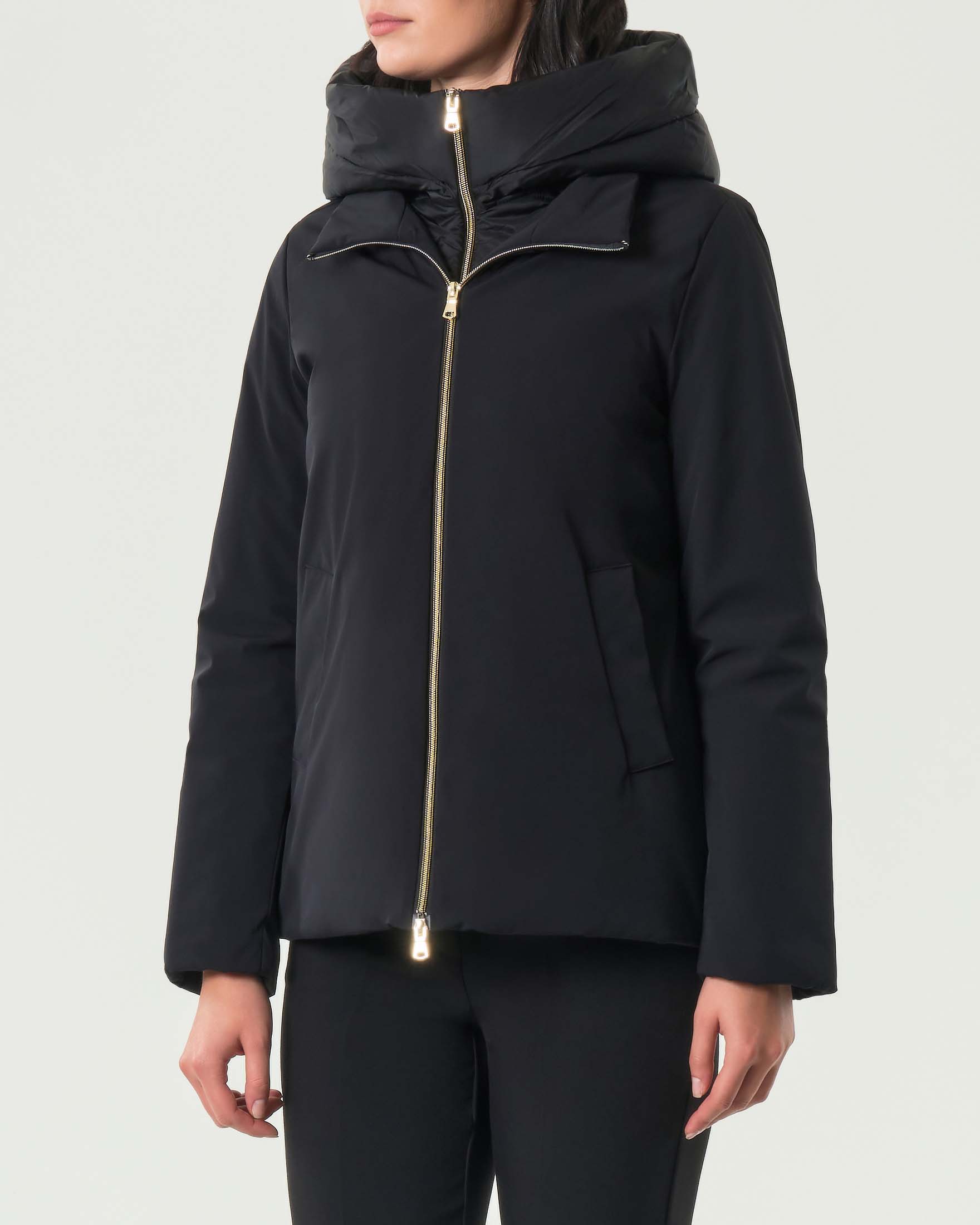 Giaccone corto nero Emme Marella in tessuto downproof antigoccia con pettorina e cappuccio trapuntati image