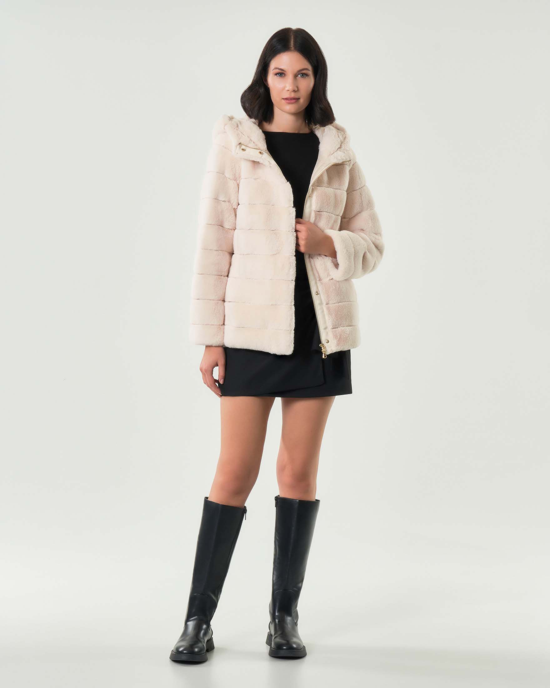 Giaccone color panna Emme Marella in ecopelliccia a trapuntatura orizzontale con cappuccio