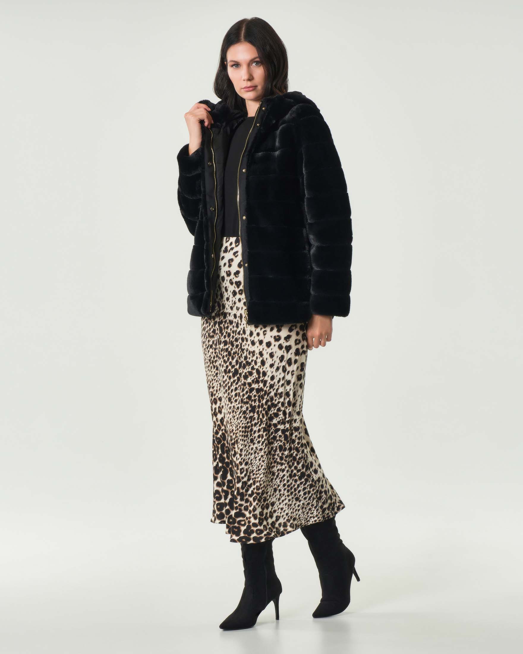 Giaccone nero Emme Marella in ecopelliccia a trapuntatura orizzontale con cappuccio