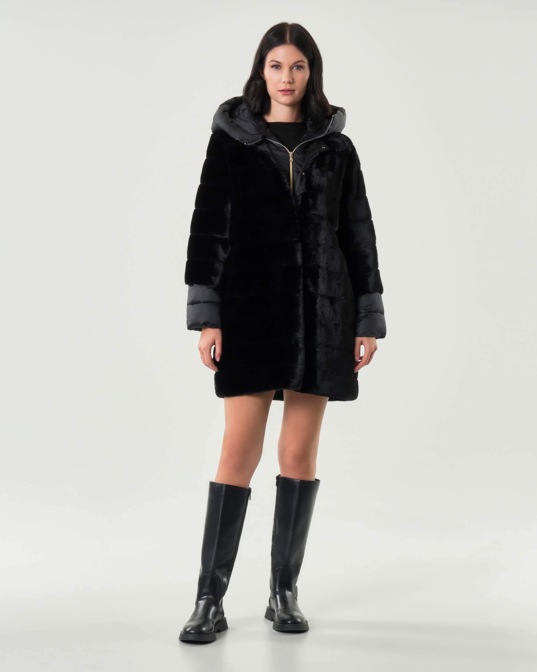 Giaccone nero Emme Marella in ecopelliccia liscia con pettorina e cappuccio in nylon trapuntato