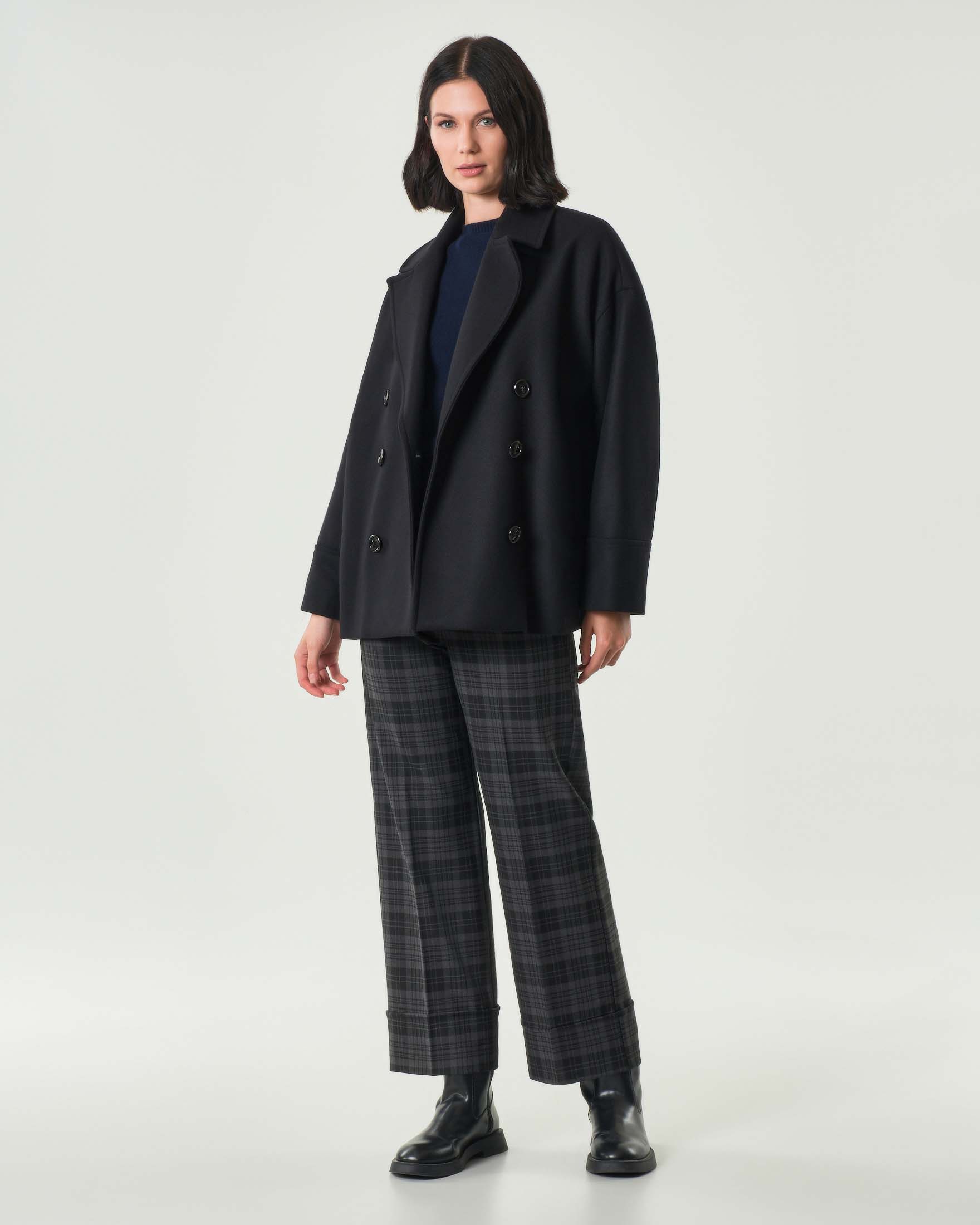 Caban nero Emme mArella in misto lana vergine a lavorazione diagonale con chiusura a doppiopetto