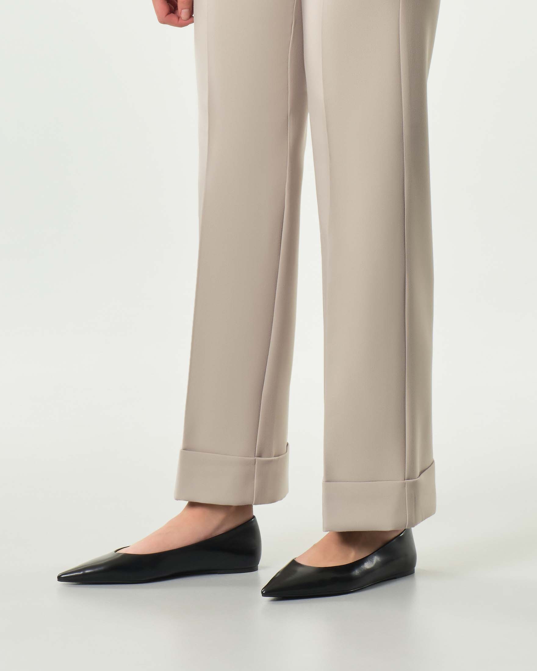 Pantaloni color sabbia Emme Marella in tessuto doppio stretch di misto viscosa dalla linea dritta con risvolto al fondo image