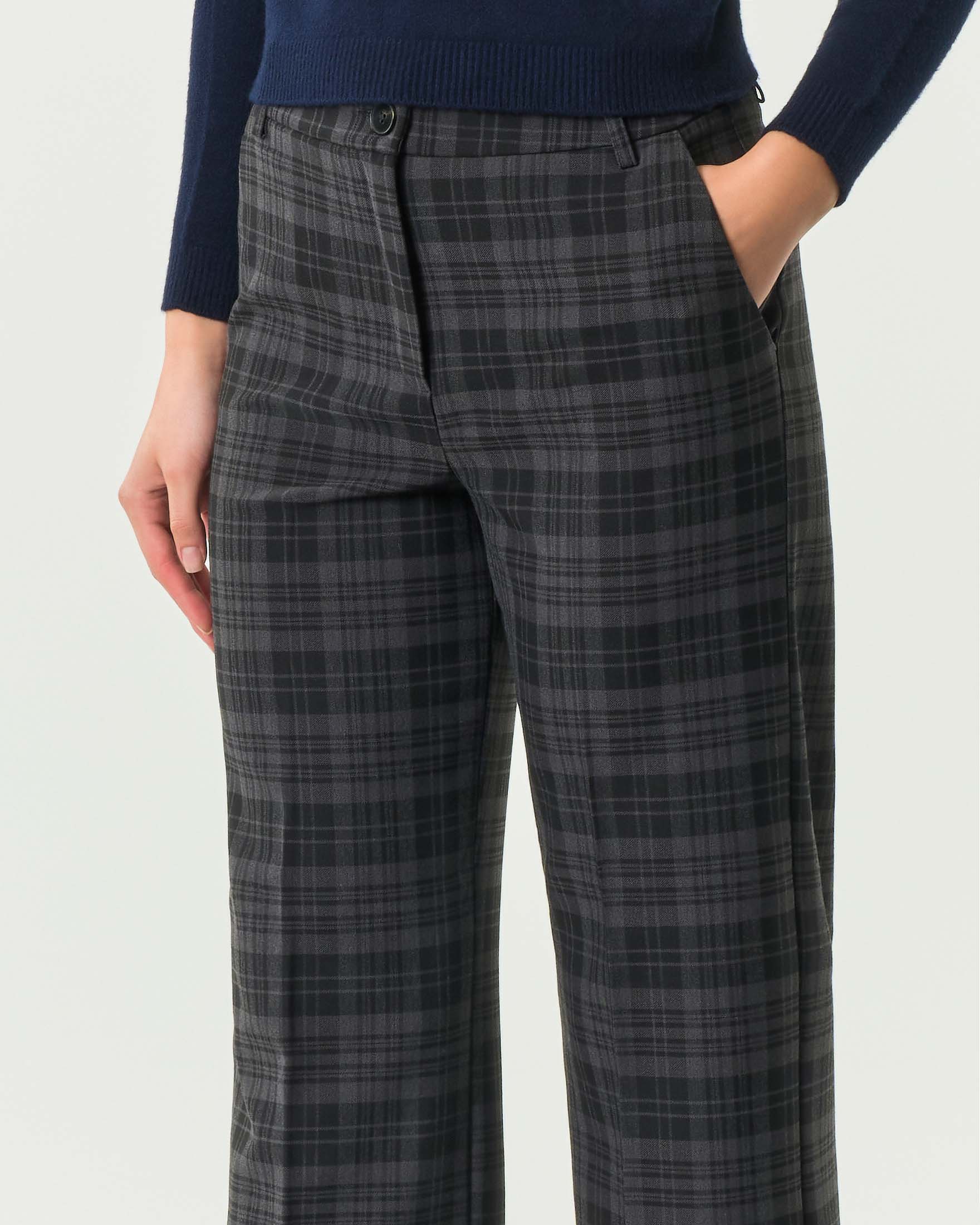 Pantaloni alla caviglia Emme Marella a fantasia check nera e grigia con risvolto al fondo image